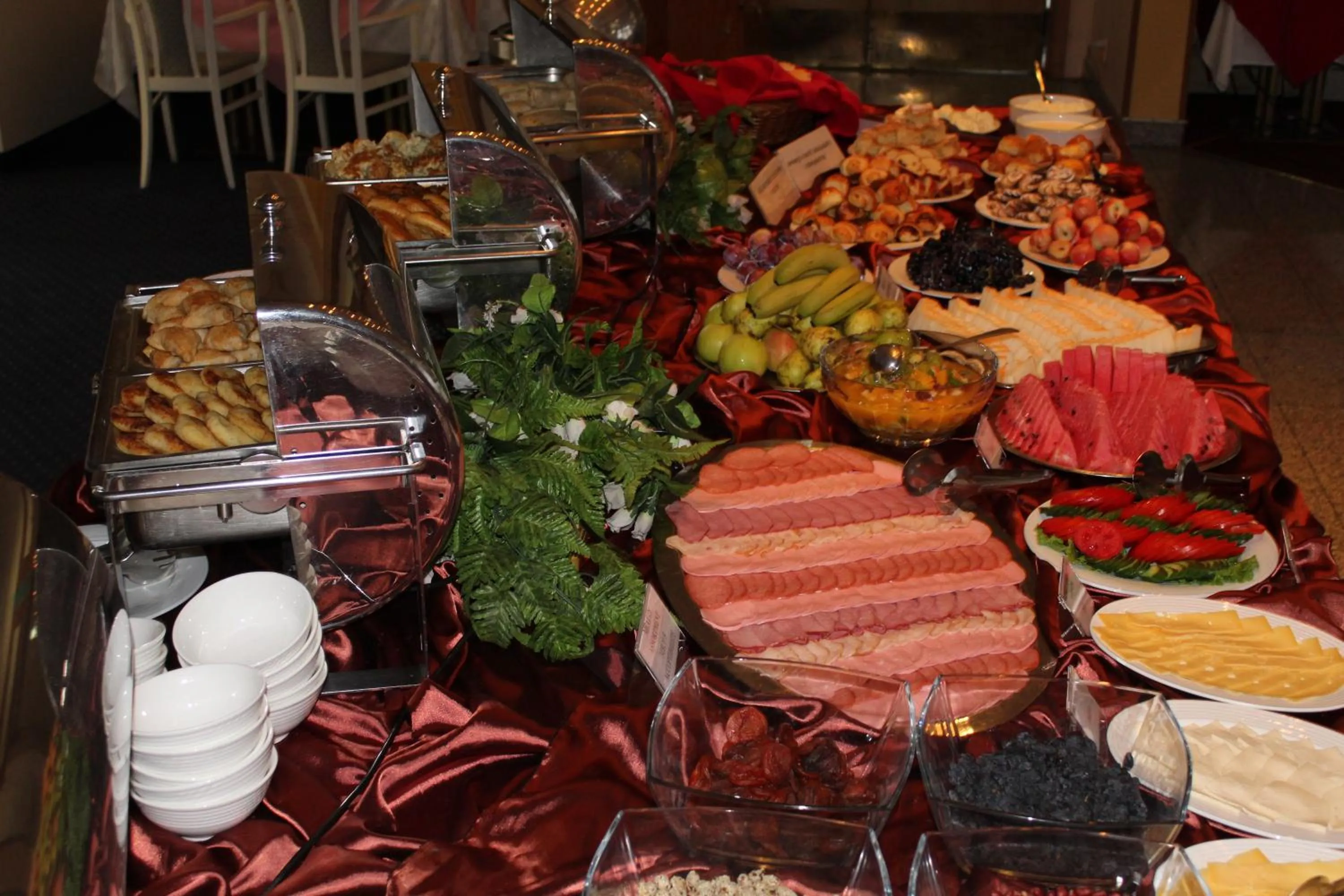 Buffet breakfast in Shodlik Palace