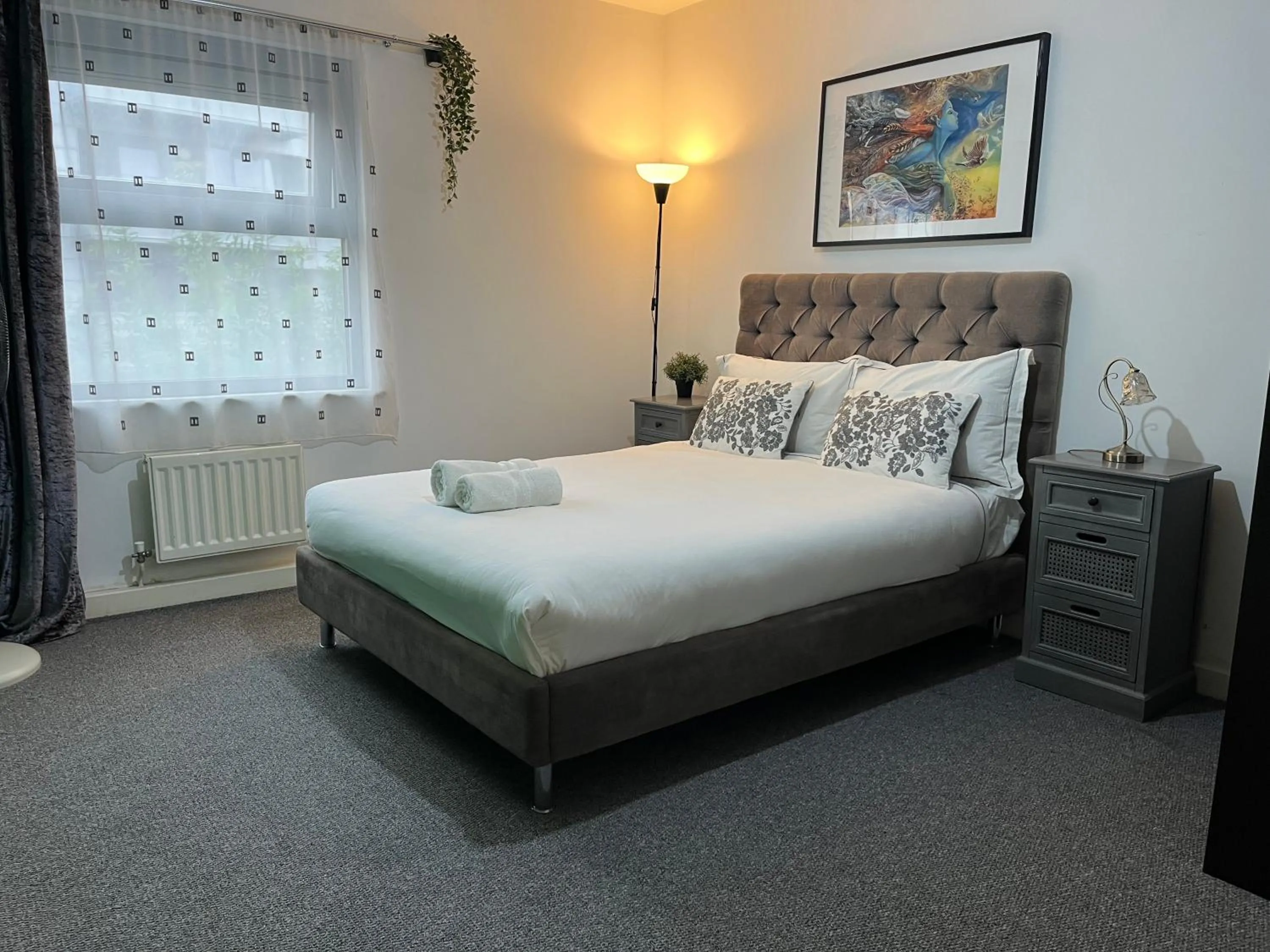 Bed in London Luxury Holiday Home B