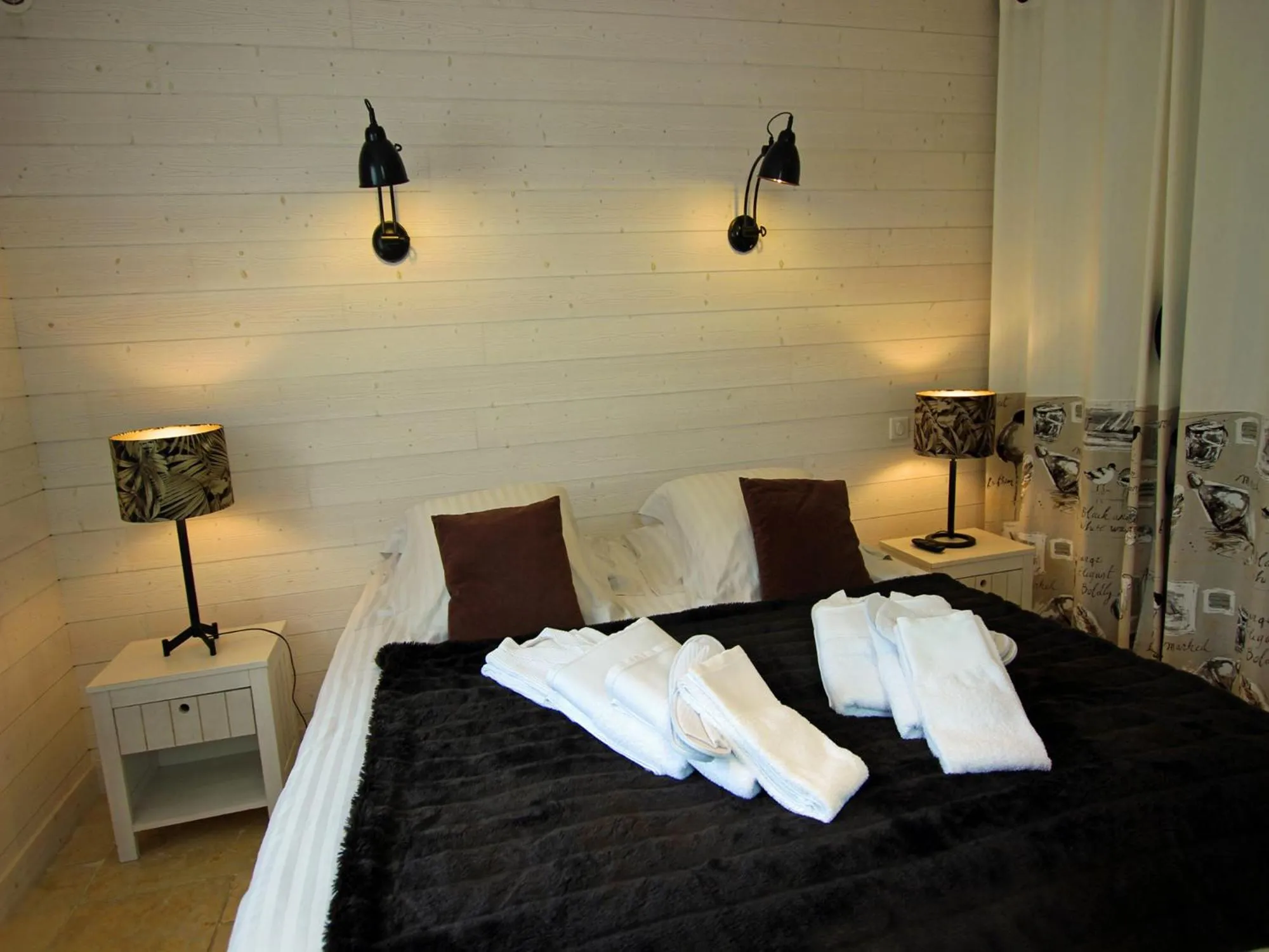 Bedroom, Bed in Au Pré Carré