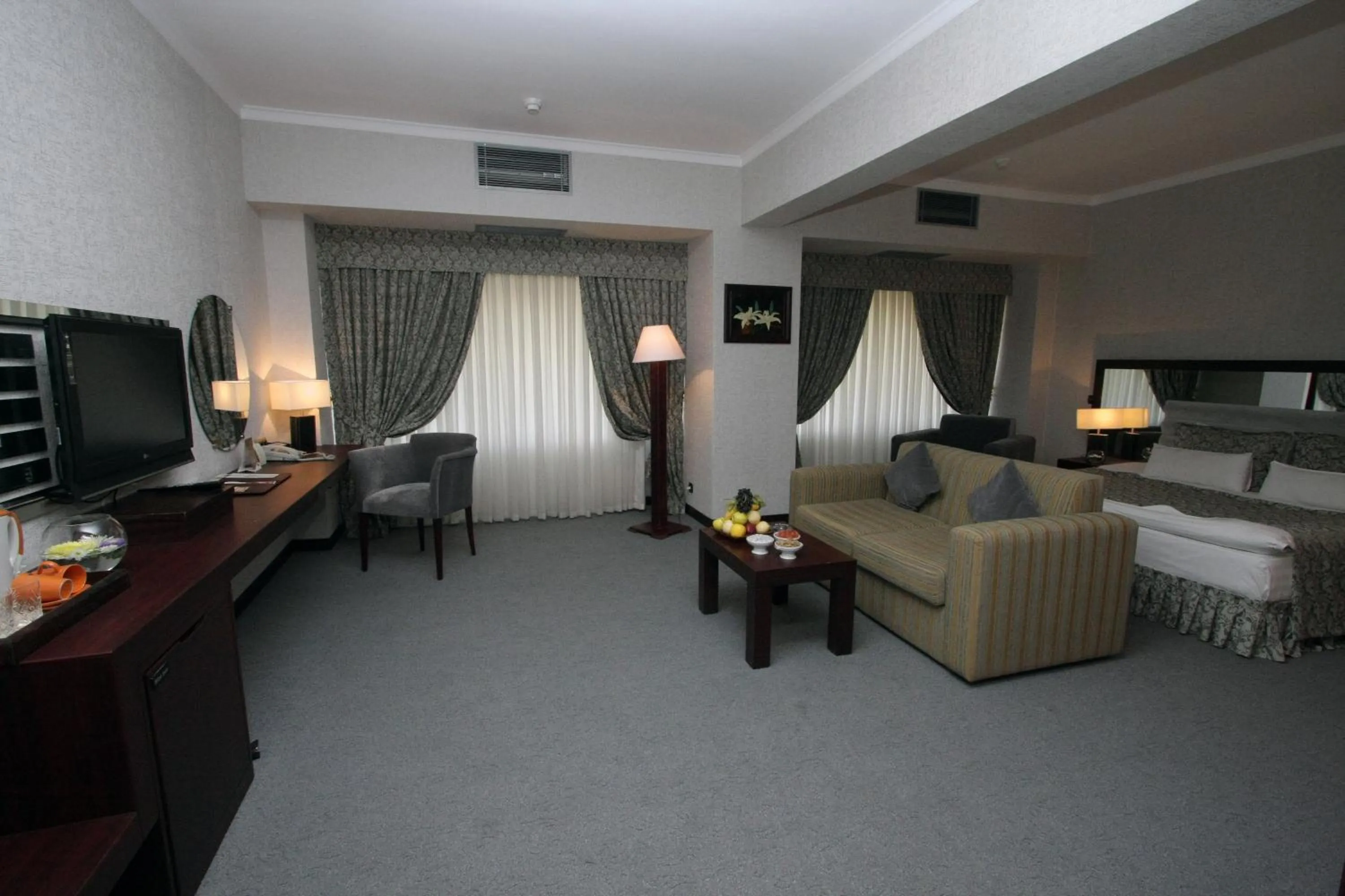 Photo of the whole room, Bed in Le Grande Plaza Hotel