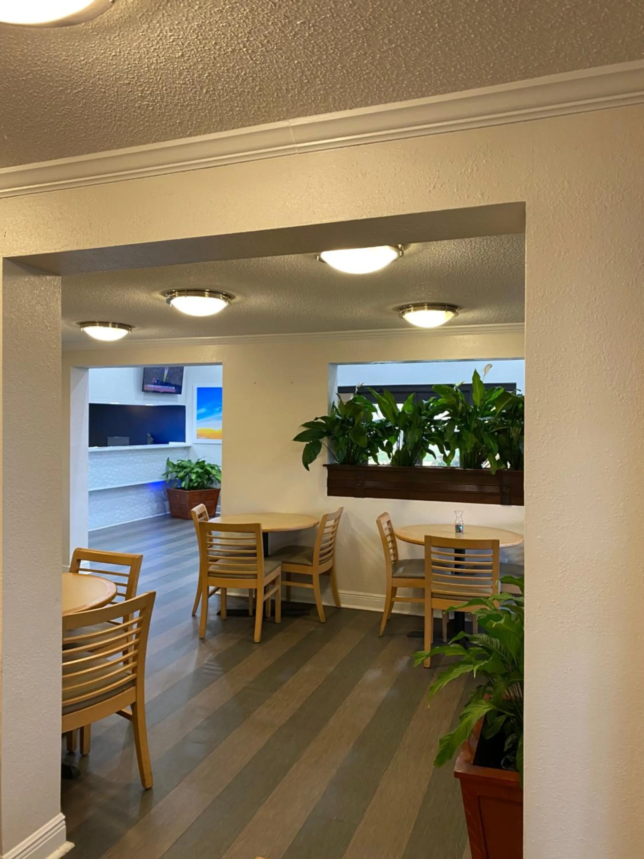 Breakfast in Days Inn & Suites Mobile