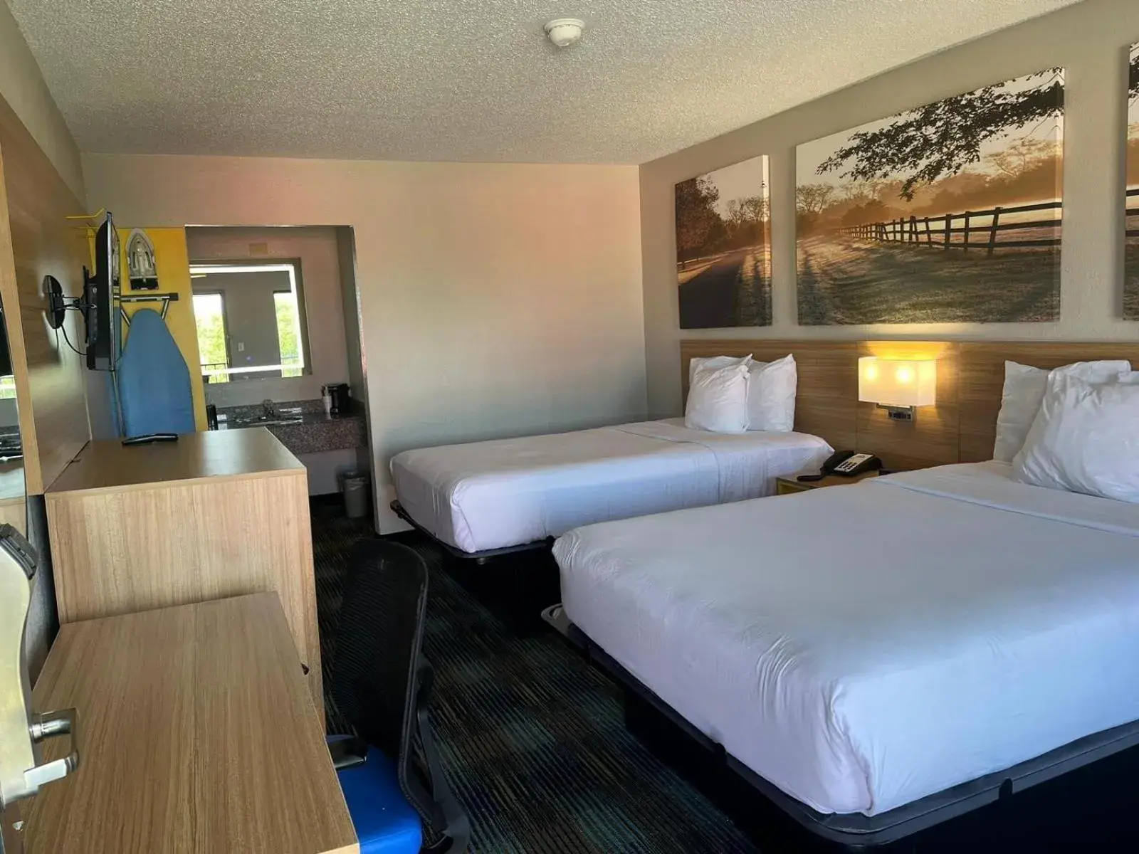 Bed in Days Inn & Suites Mobile