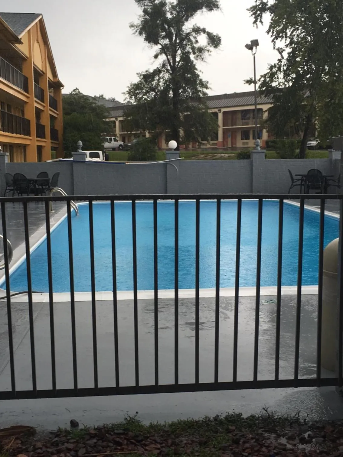 Swimming pool in Days Inn & Suites Mobile
