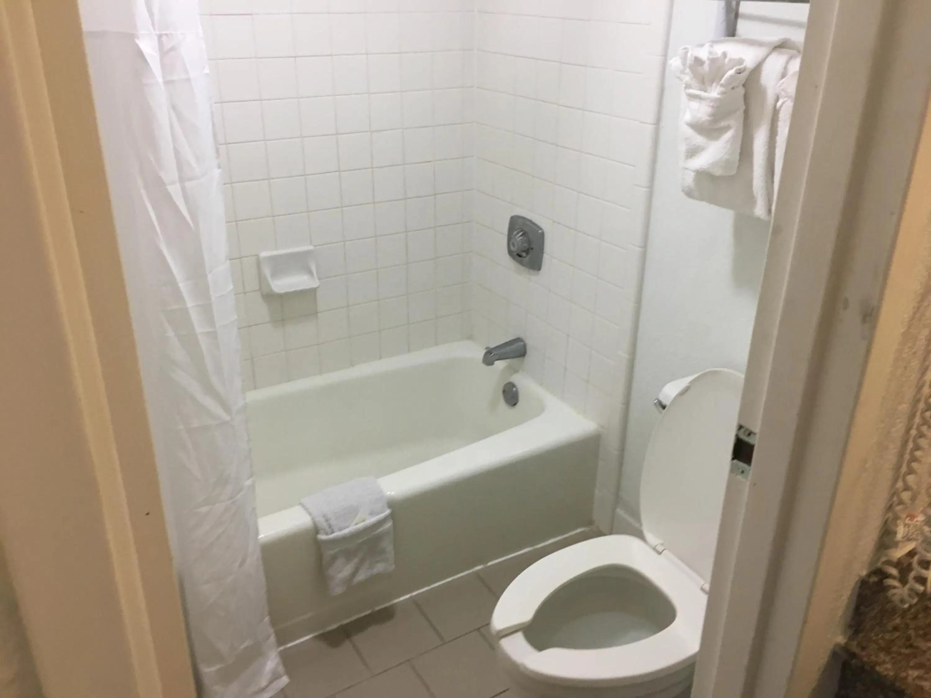 Shower in Days Inn & Suites Mobile