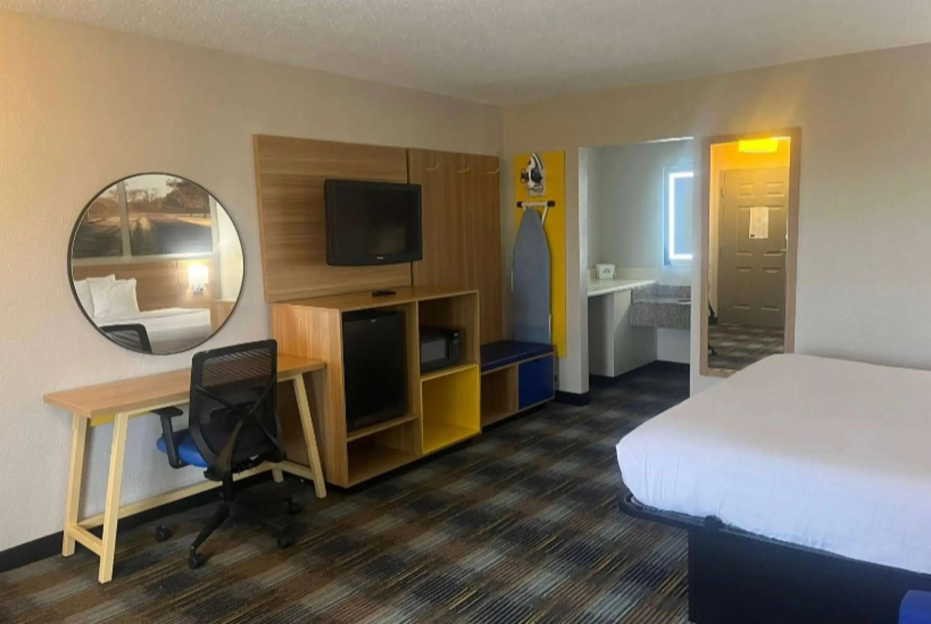 Photo of the whole room, TV/Entertainment Center in Days Inn & Suites Mobile