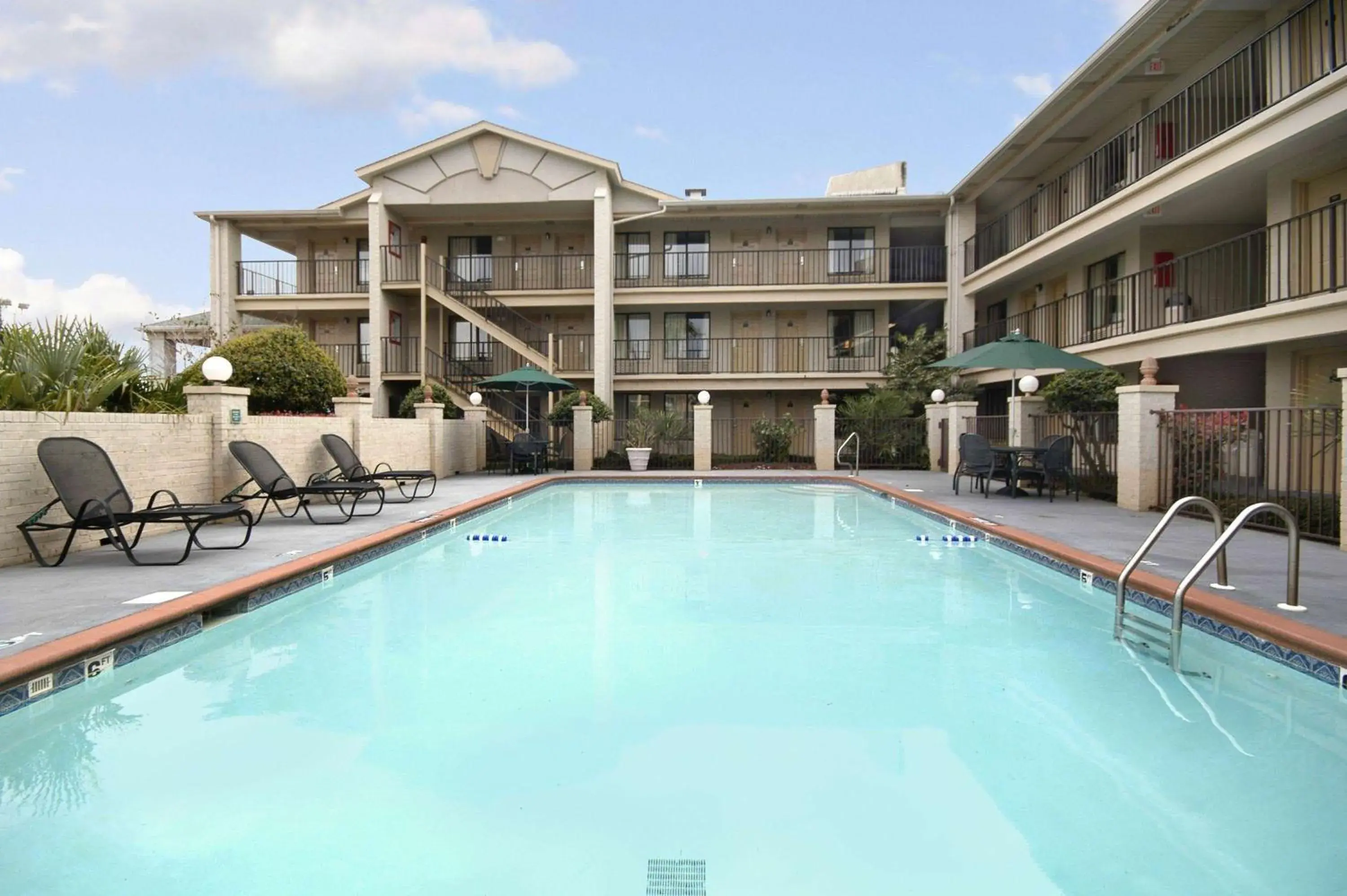 Pool view, Swimming Pool in Days Inn & Suites Mobile