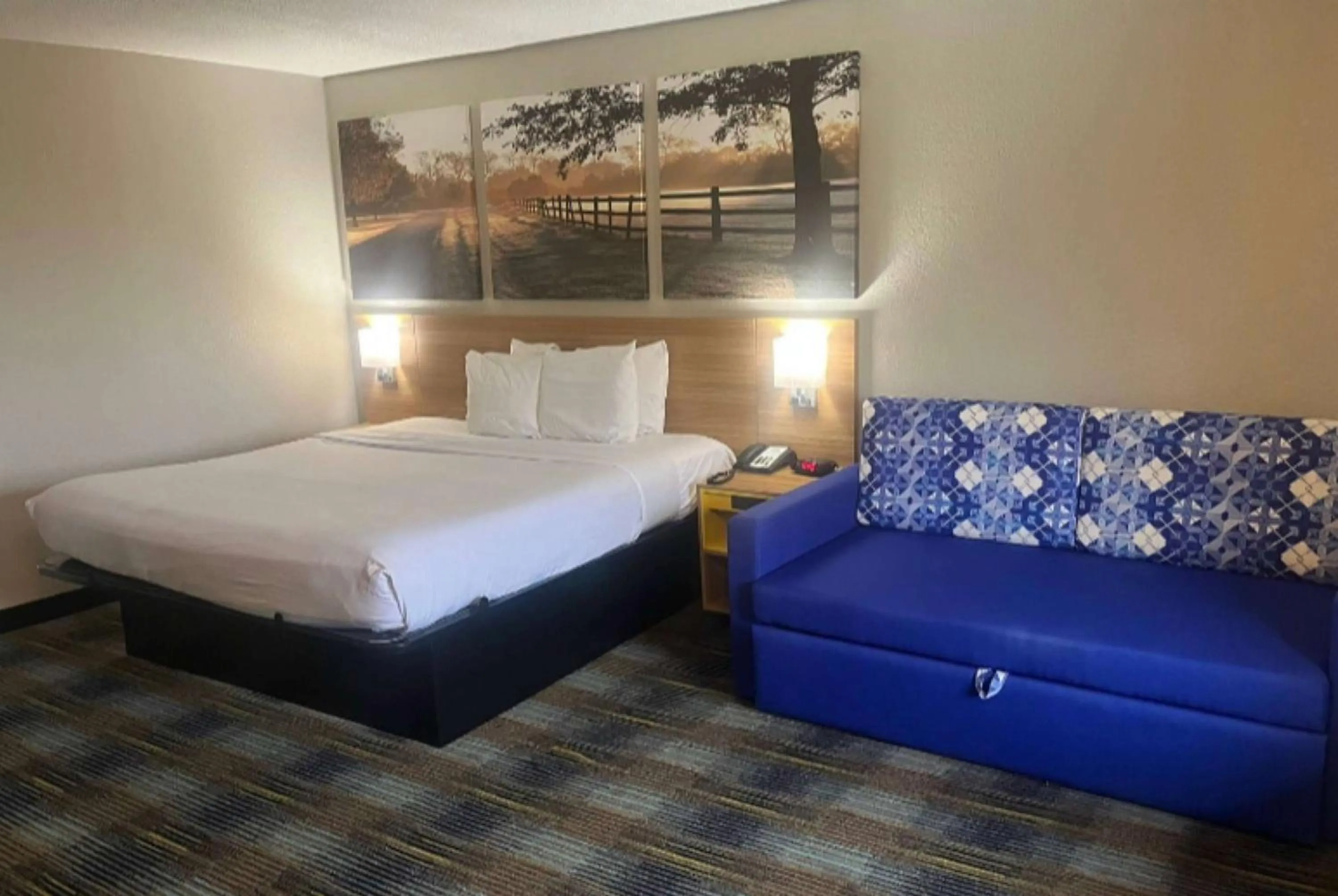 Photo of the whole room in Days Inn & Suites Mobile