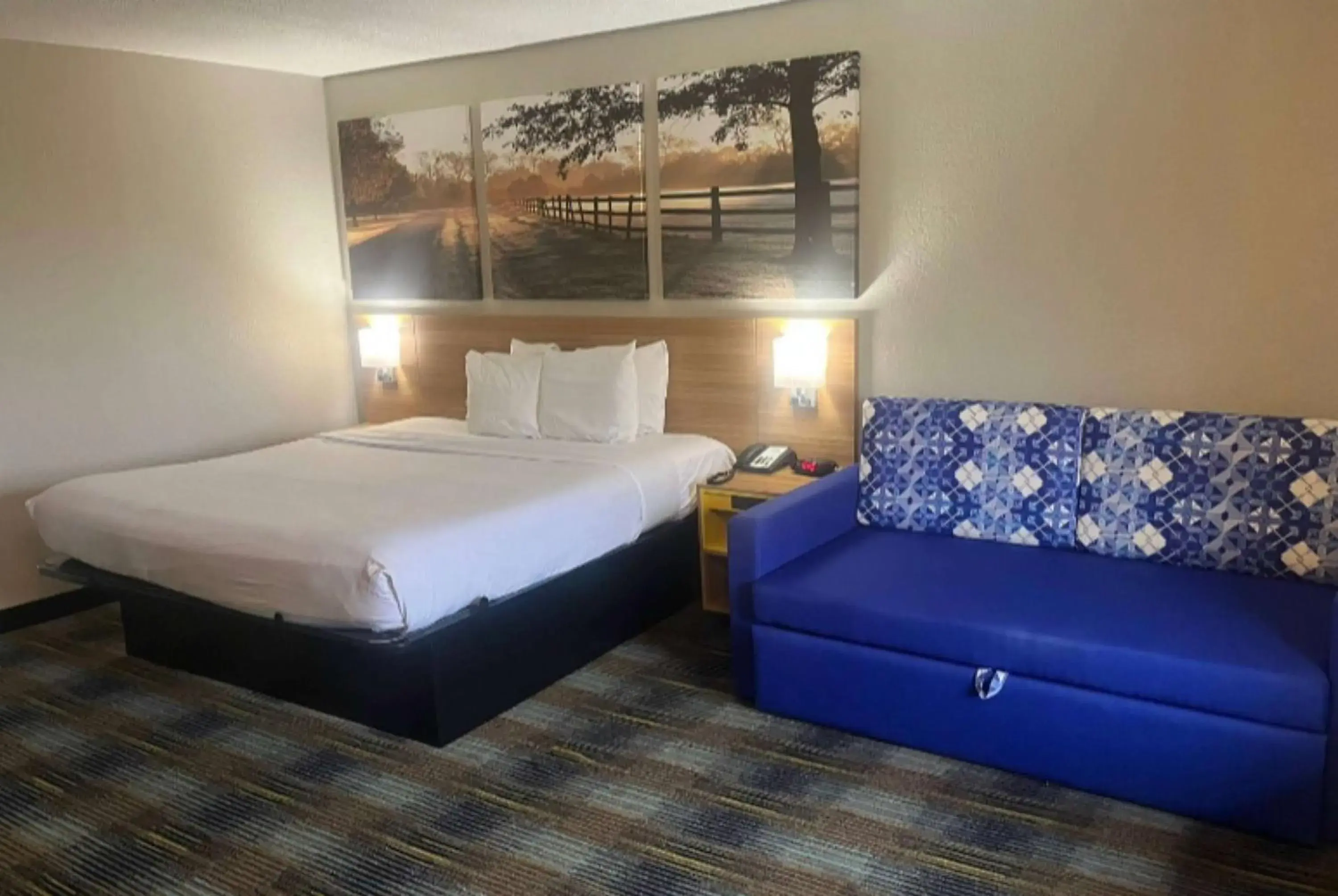 Photo of the whole room, Bed in Days Inn & Suites Mobile