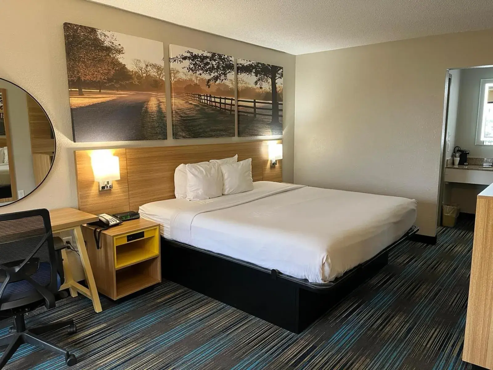 Bed in Days Inn & Suites Mobile