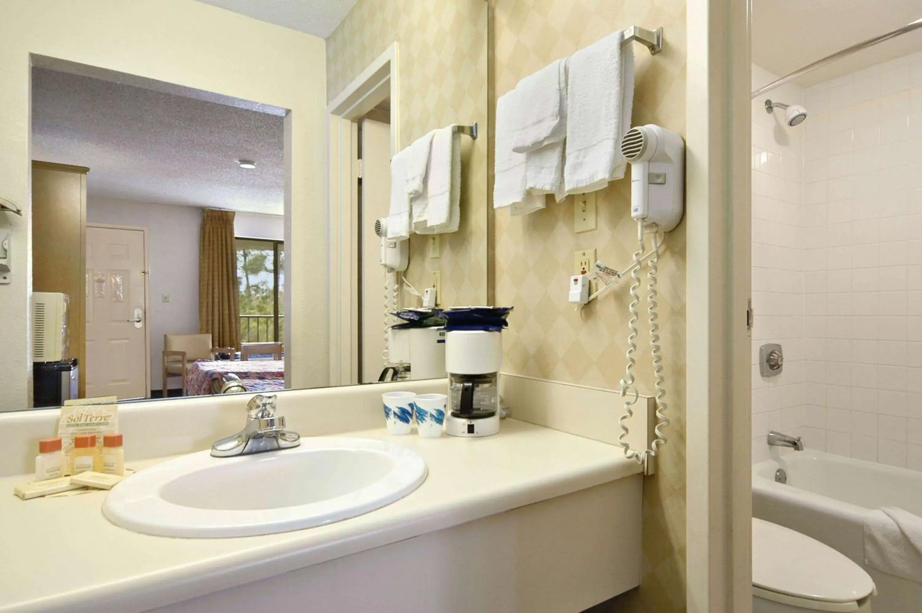 Photo of the whole room, Bathroom in Days Inn & Suites Mobile