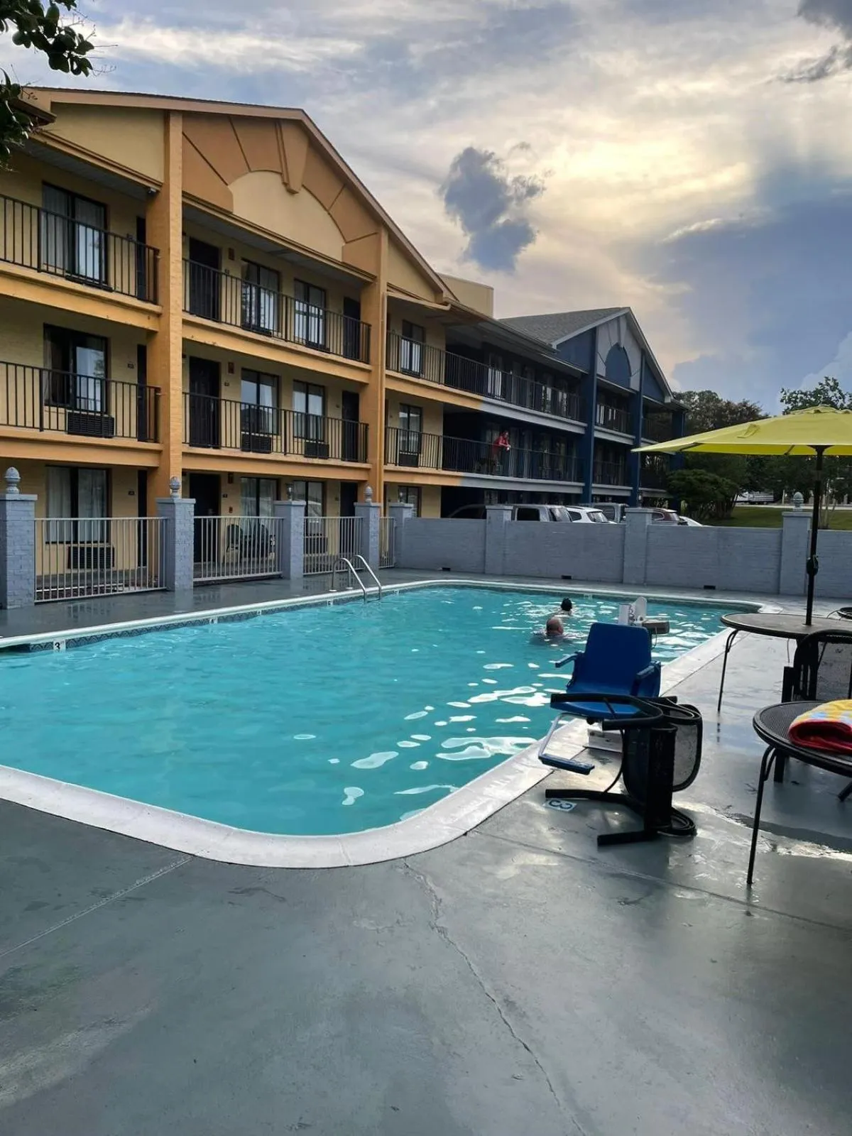 Swimming pool in Days Inn & Suites Mobile