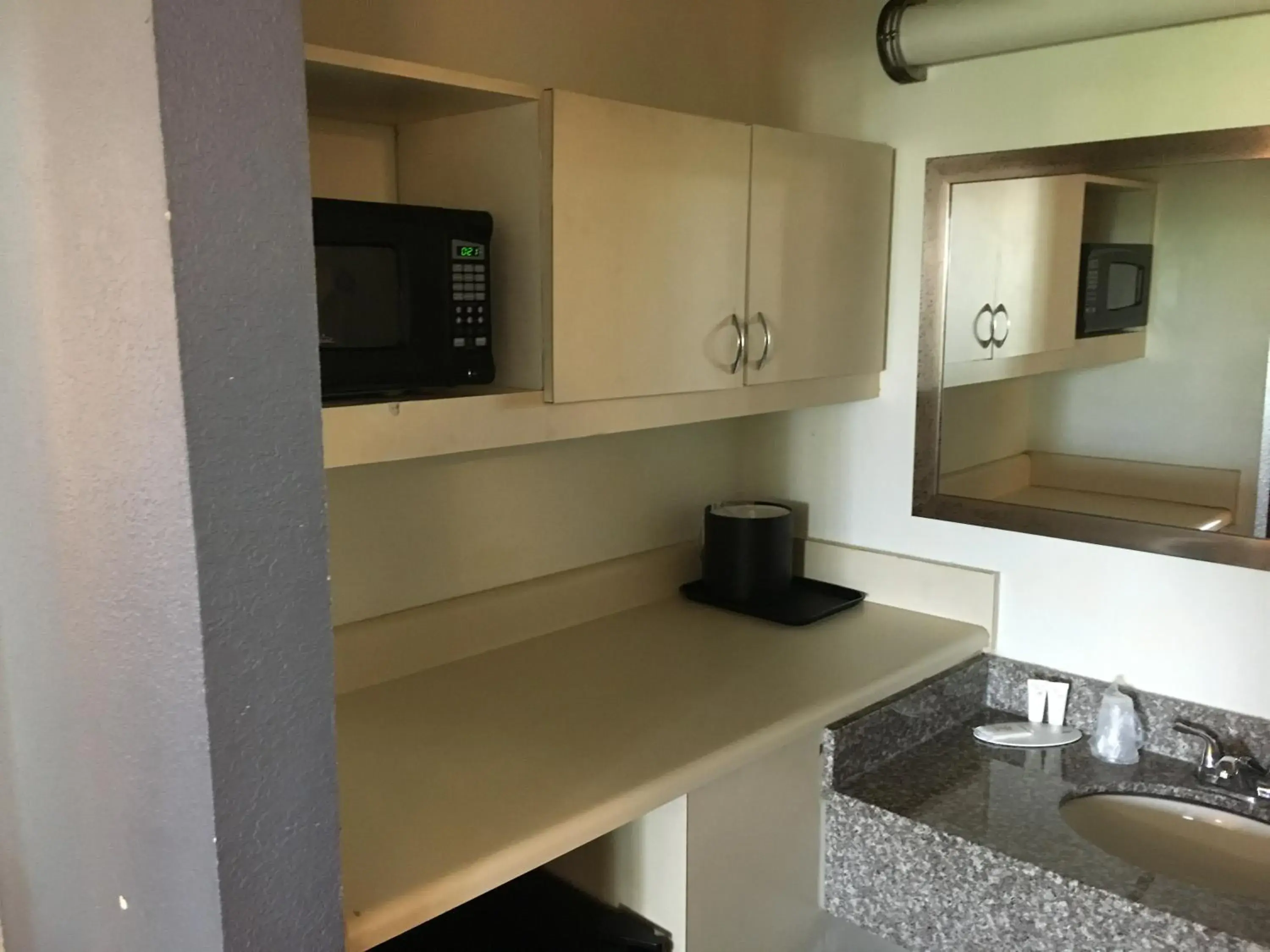 Kitchen/Kitchenette in Days Inn & Suites Mobile