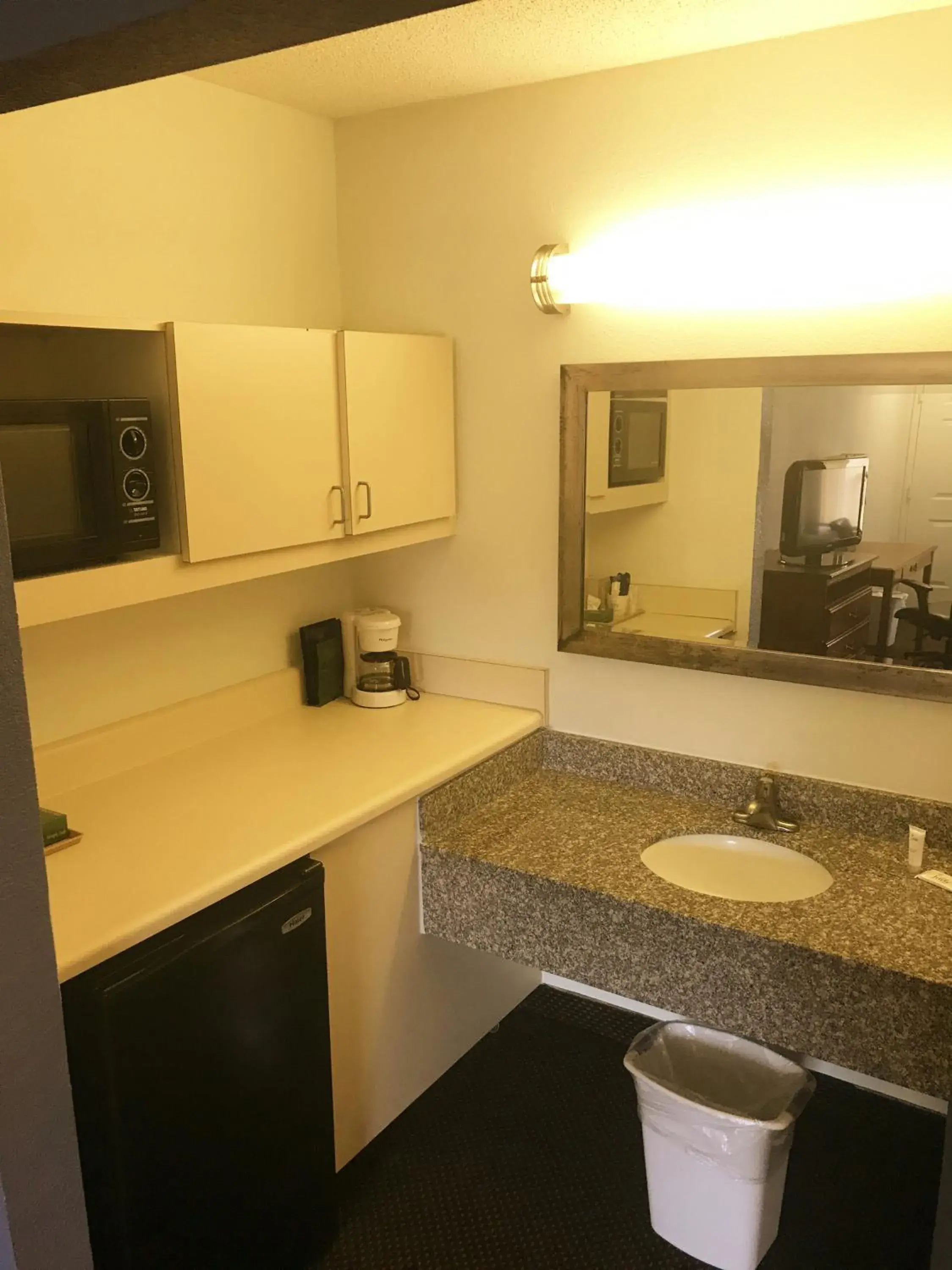 Kitchen/Kitchenette in Days Inn & Suites Mobile