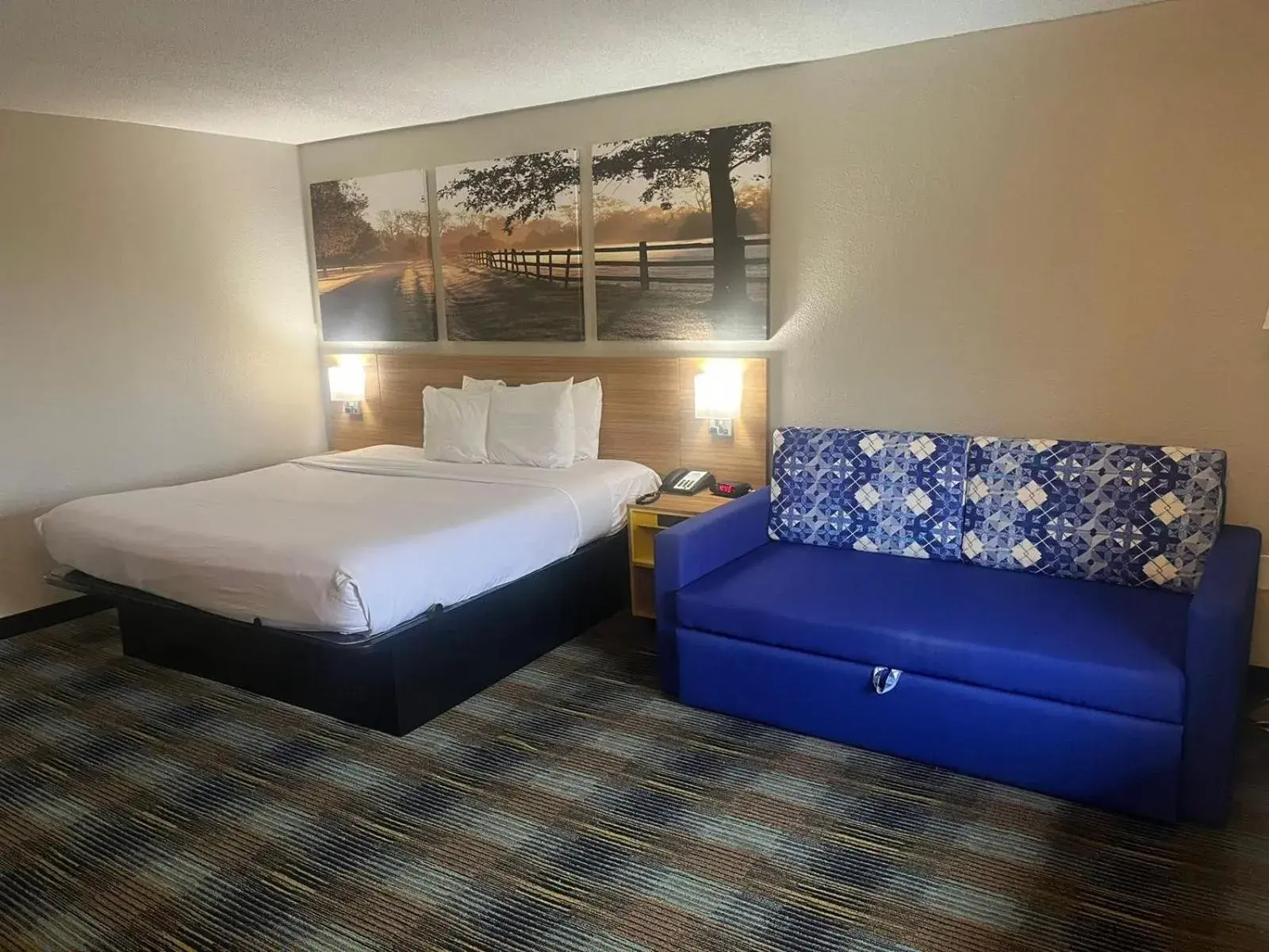 Bed in Days Inn & Suites Mobile