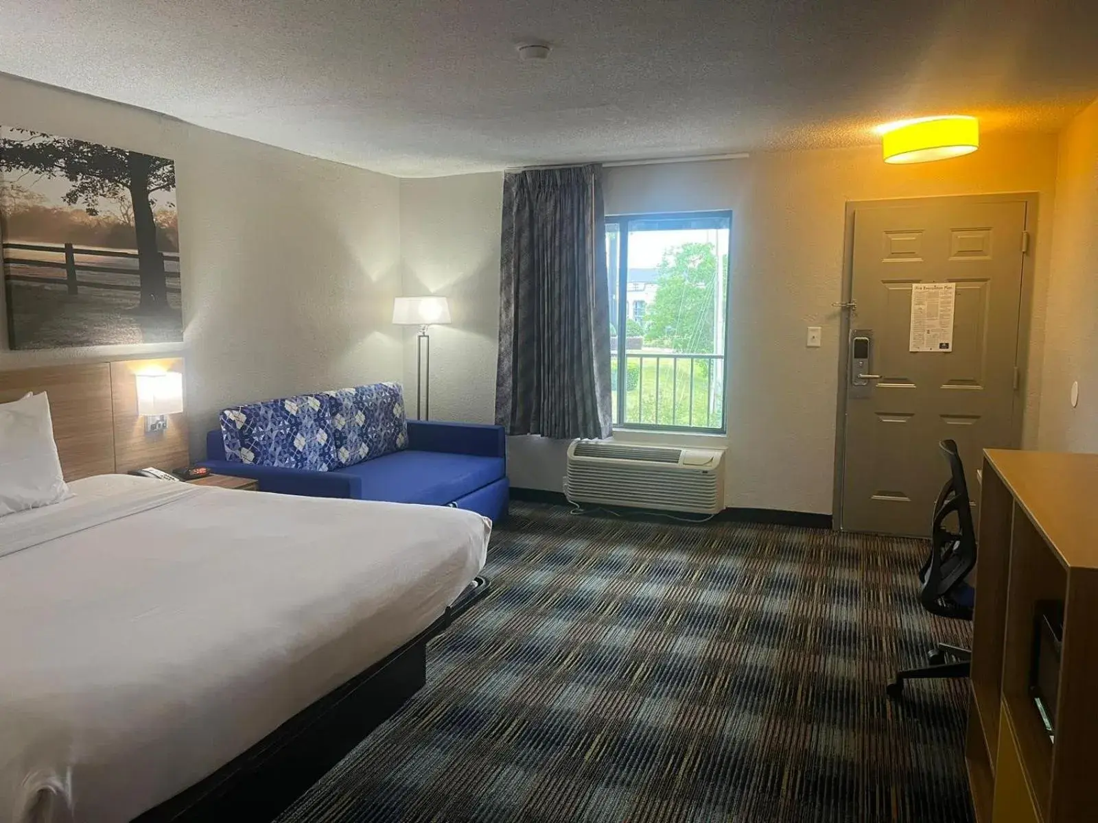 Bed in Days Inn & Suites Mobile