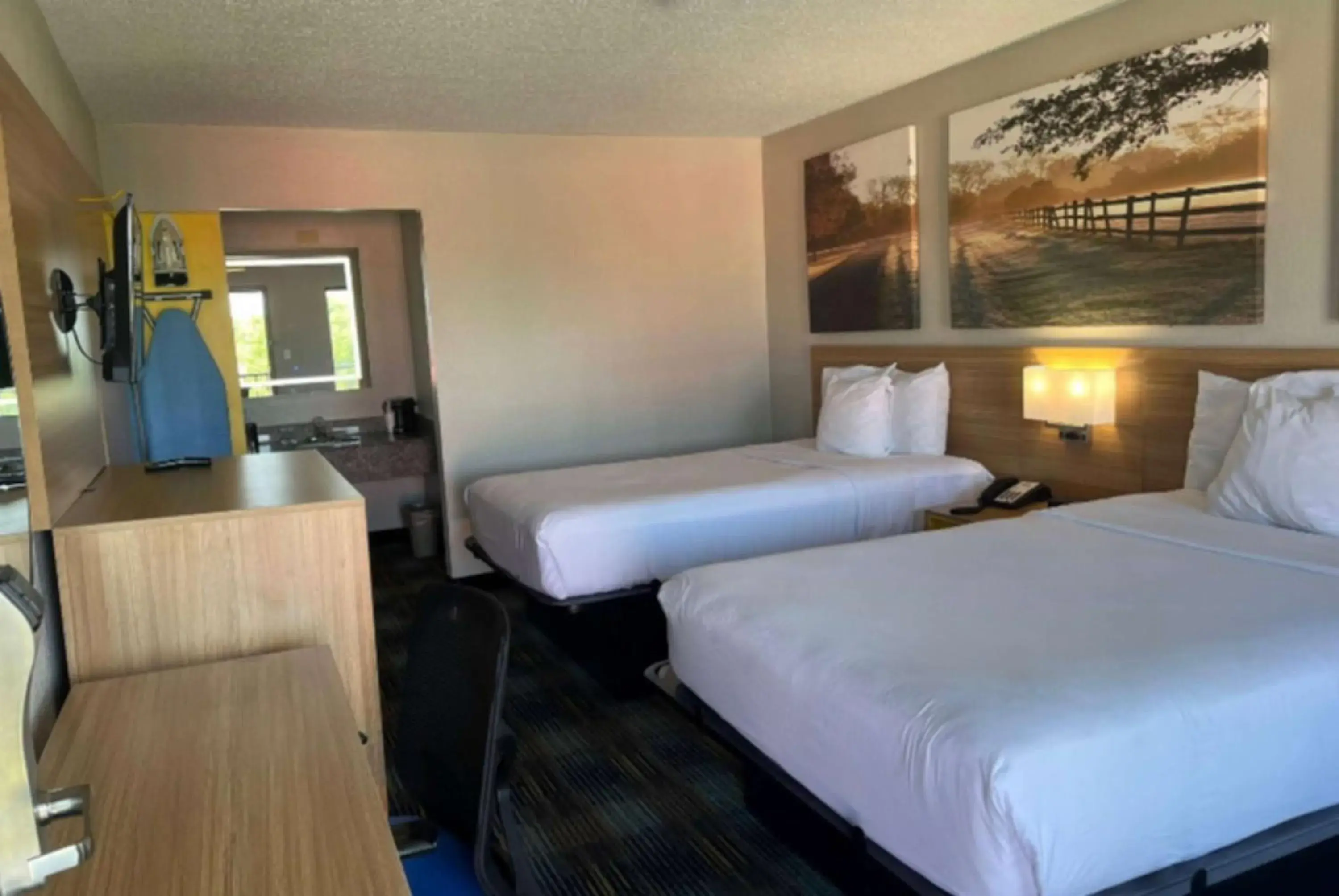 Photo of the whole room, Bed in Days Inn & Suites Mobile