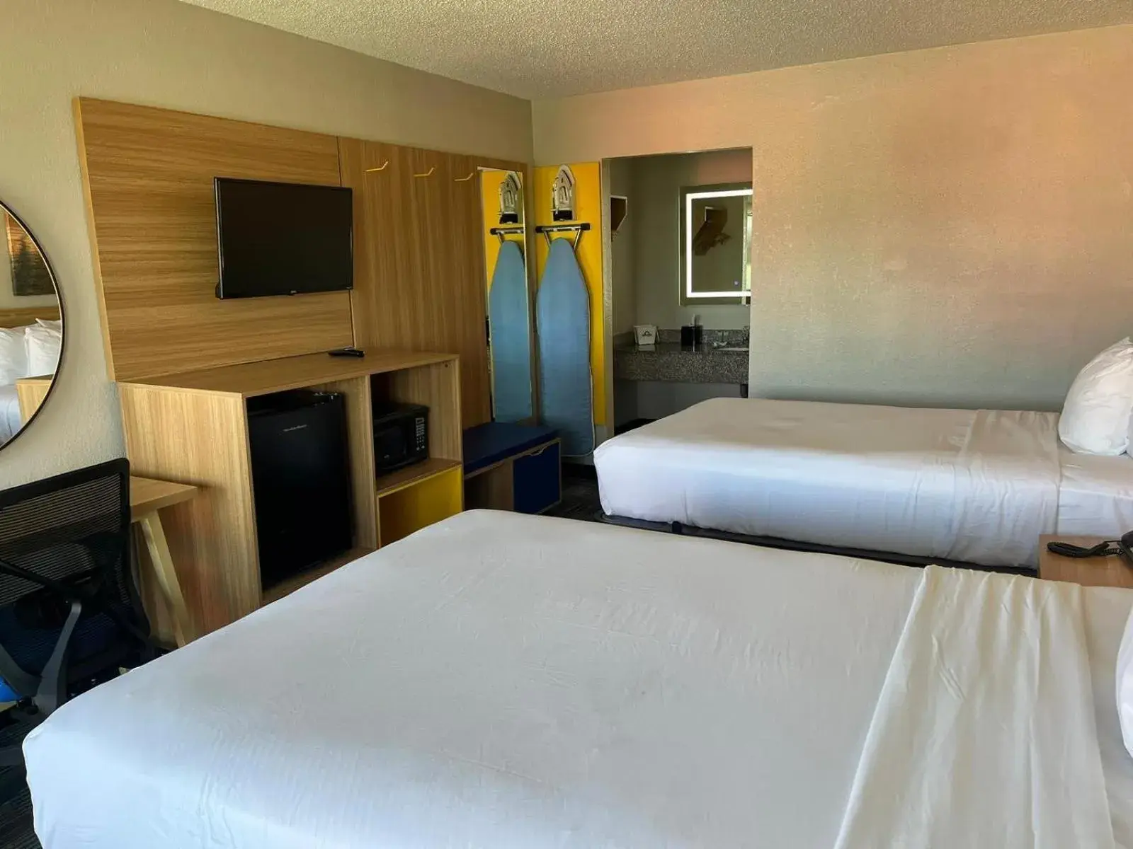Bed in Days Inn & Suites Mobile