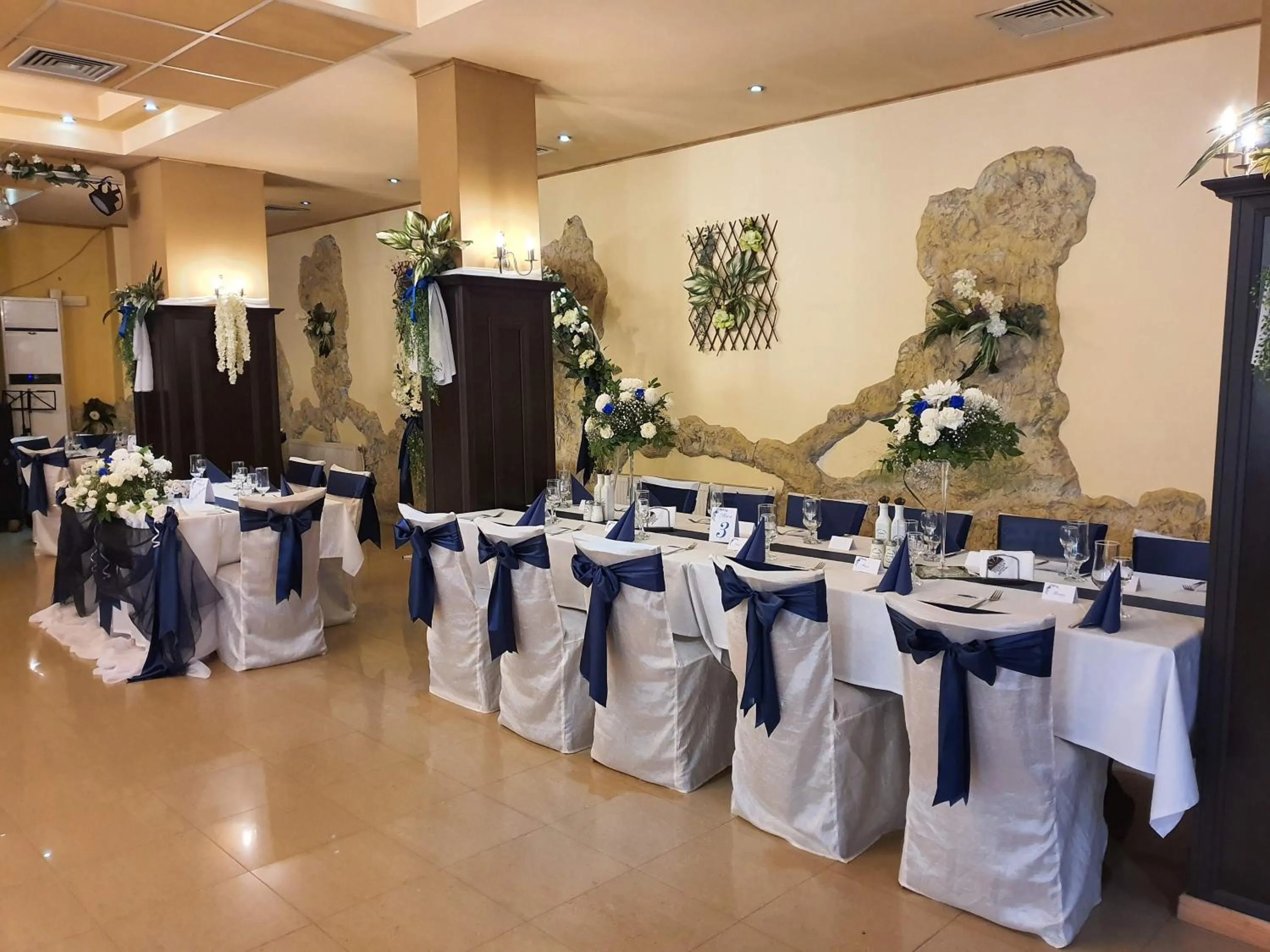 Restaurant/places to eat in Family Hotel Enica