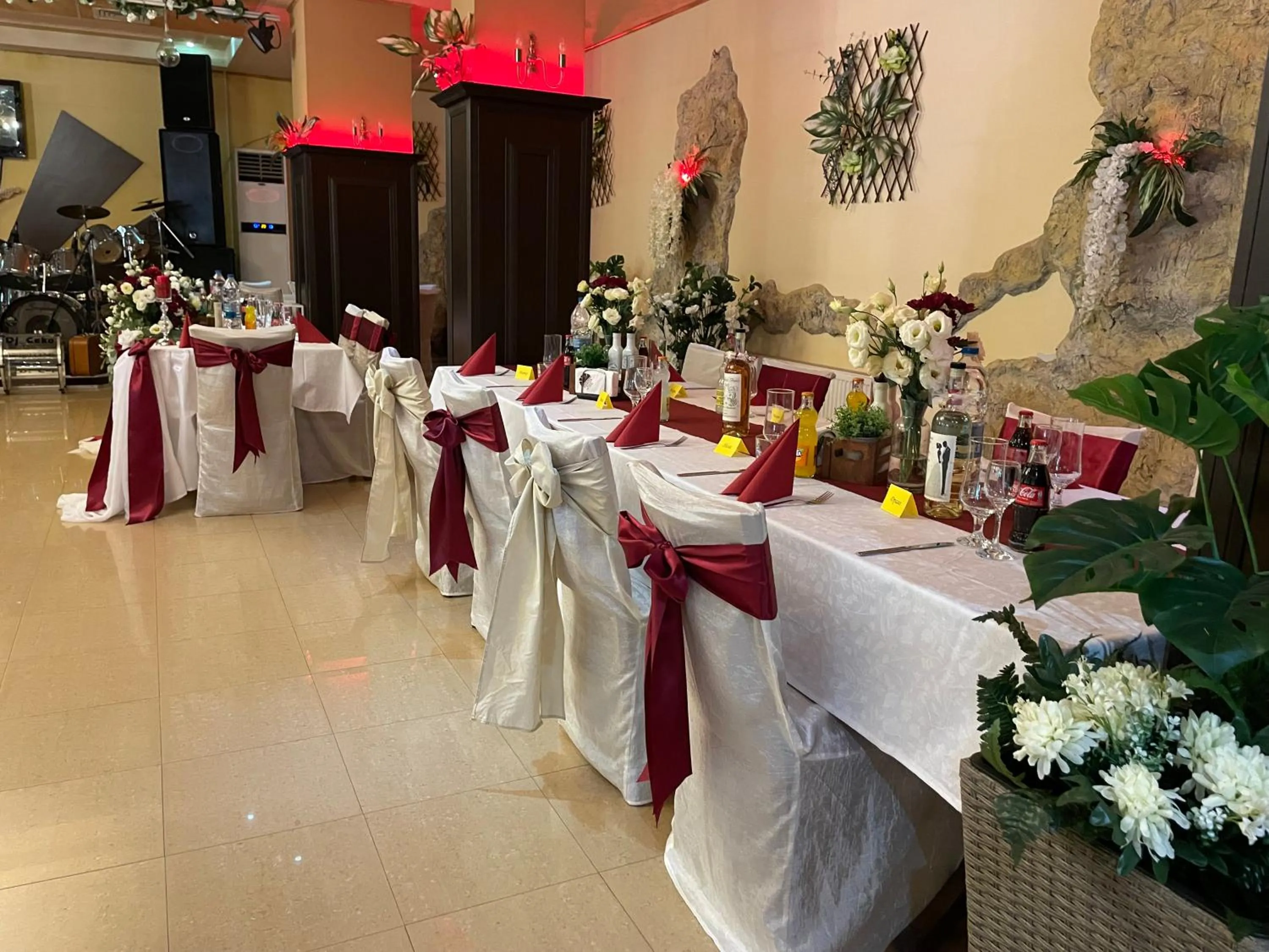 Restaurant/places to eat in Family Hotel Enica