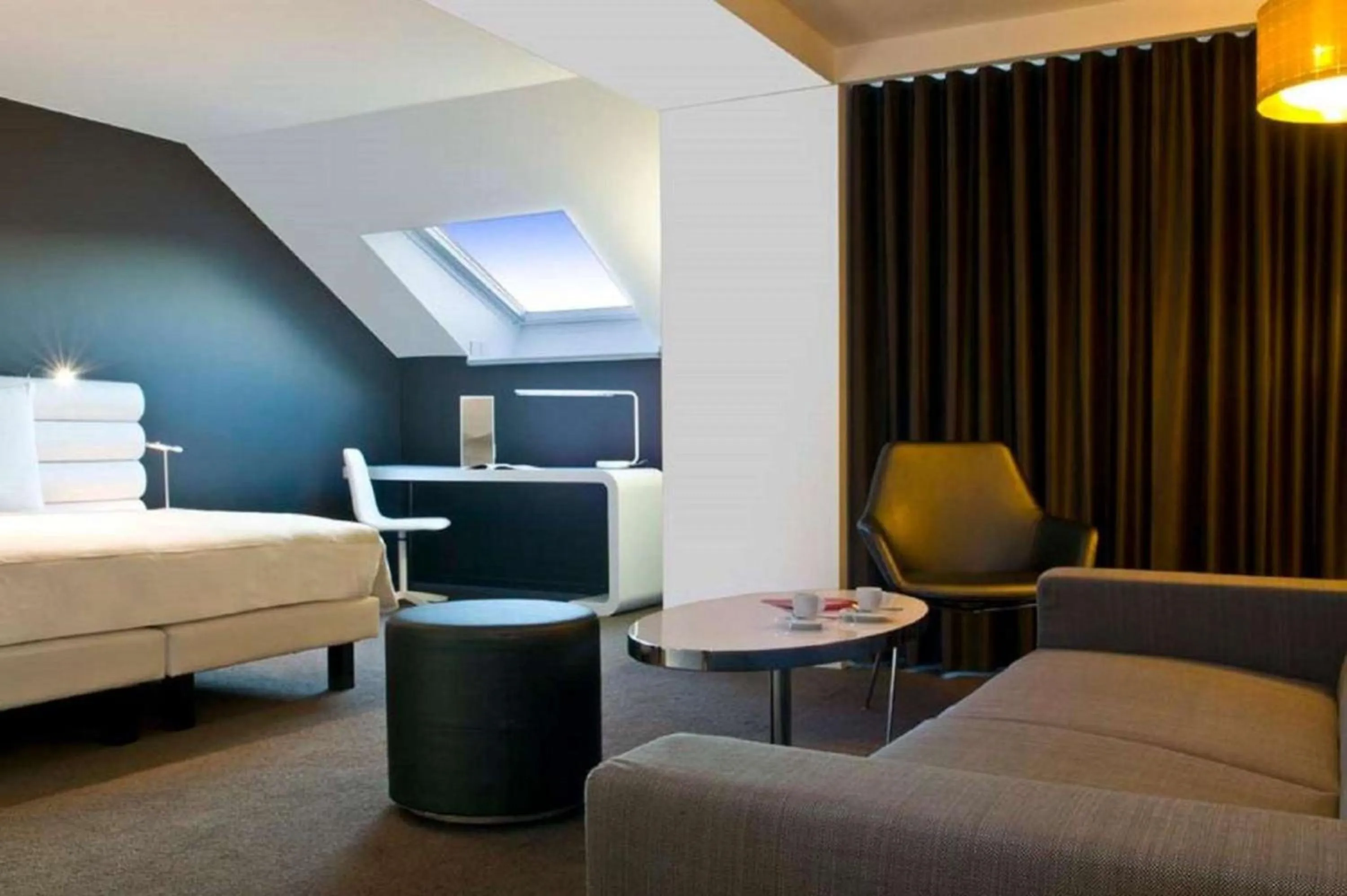 Living room, Bed in Radisson BLU Hotel Nantes