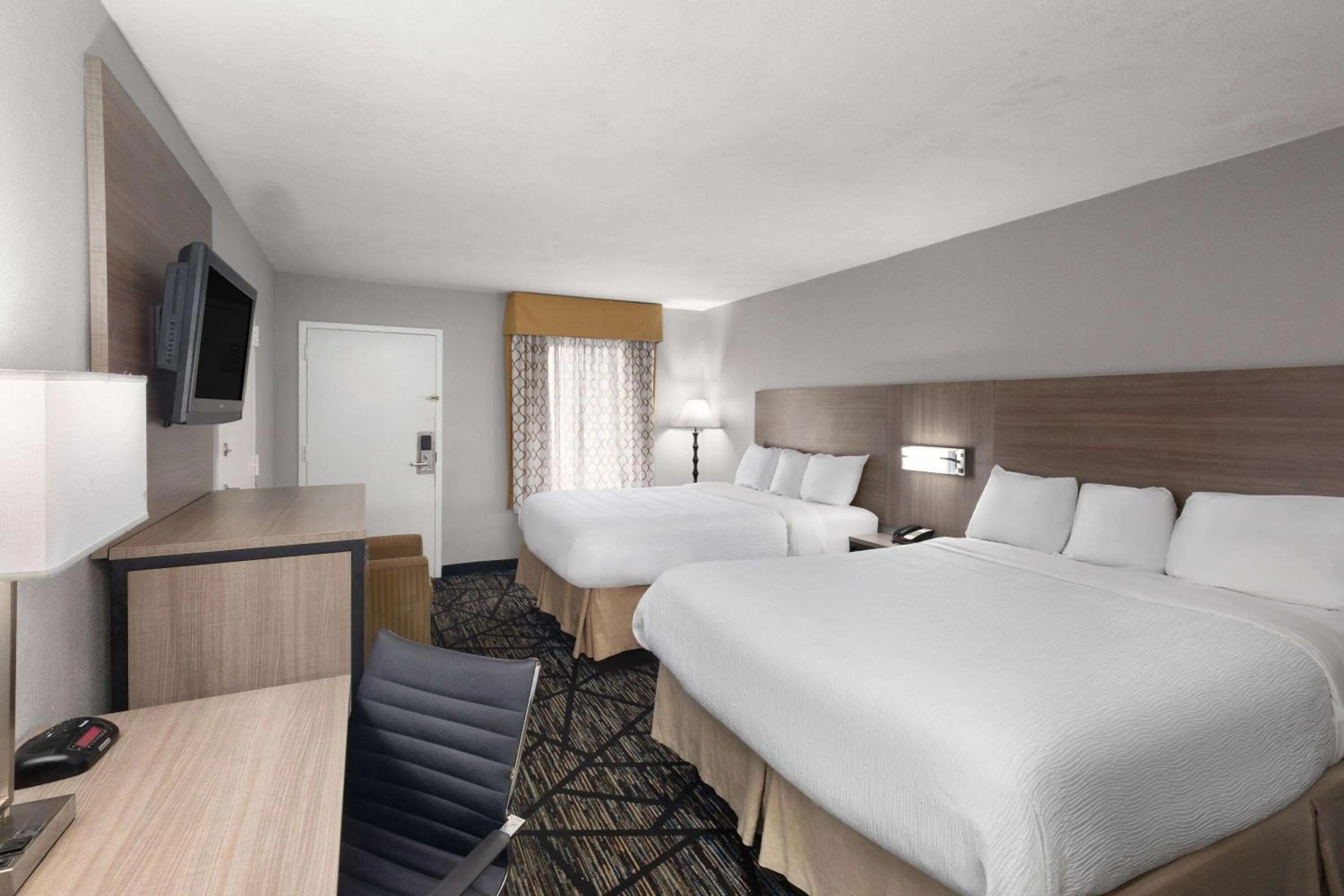 Photo of the whole room, Bed in Baymont by Wyndham Mobile/Tillmans Corner