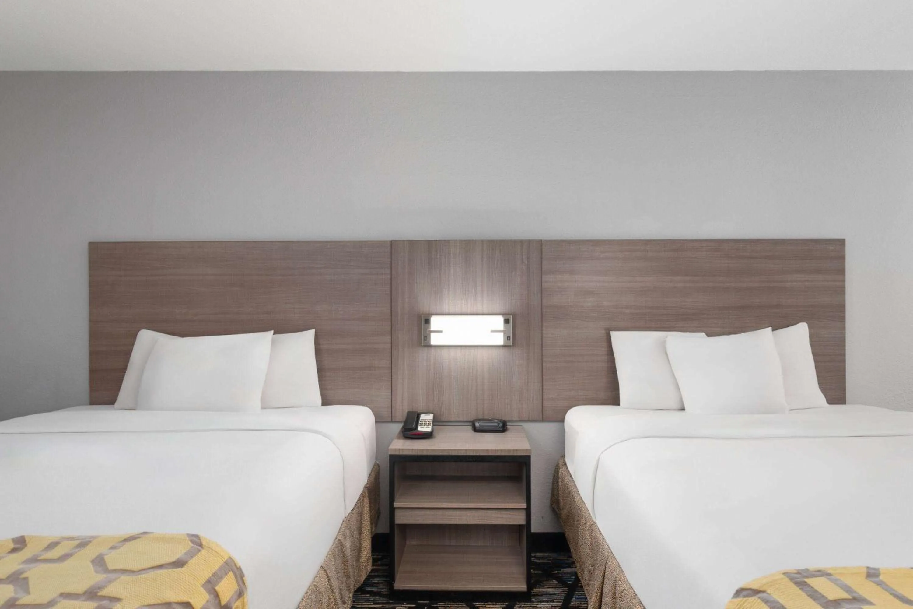 Photo of the whole room, Bed in Baymont by Wyndham Mobile/Tillmans Corner