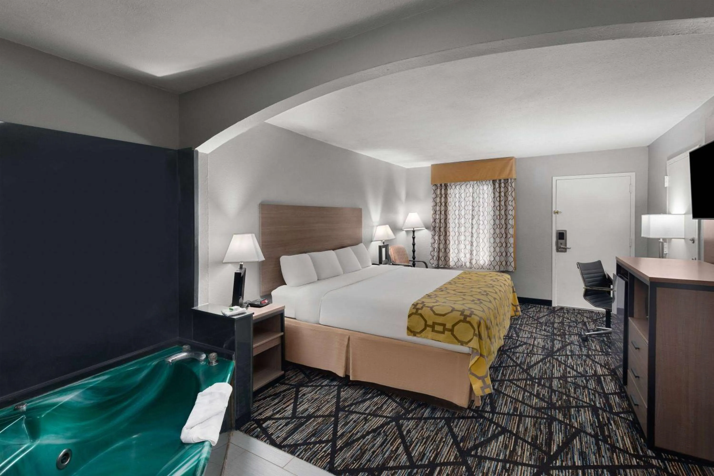 Bath, Bed in Baymont by Wyndham Mobile/Tillmans Corner