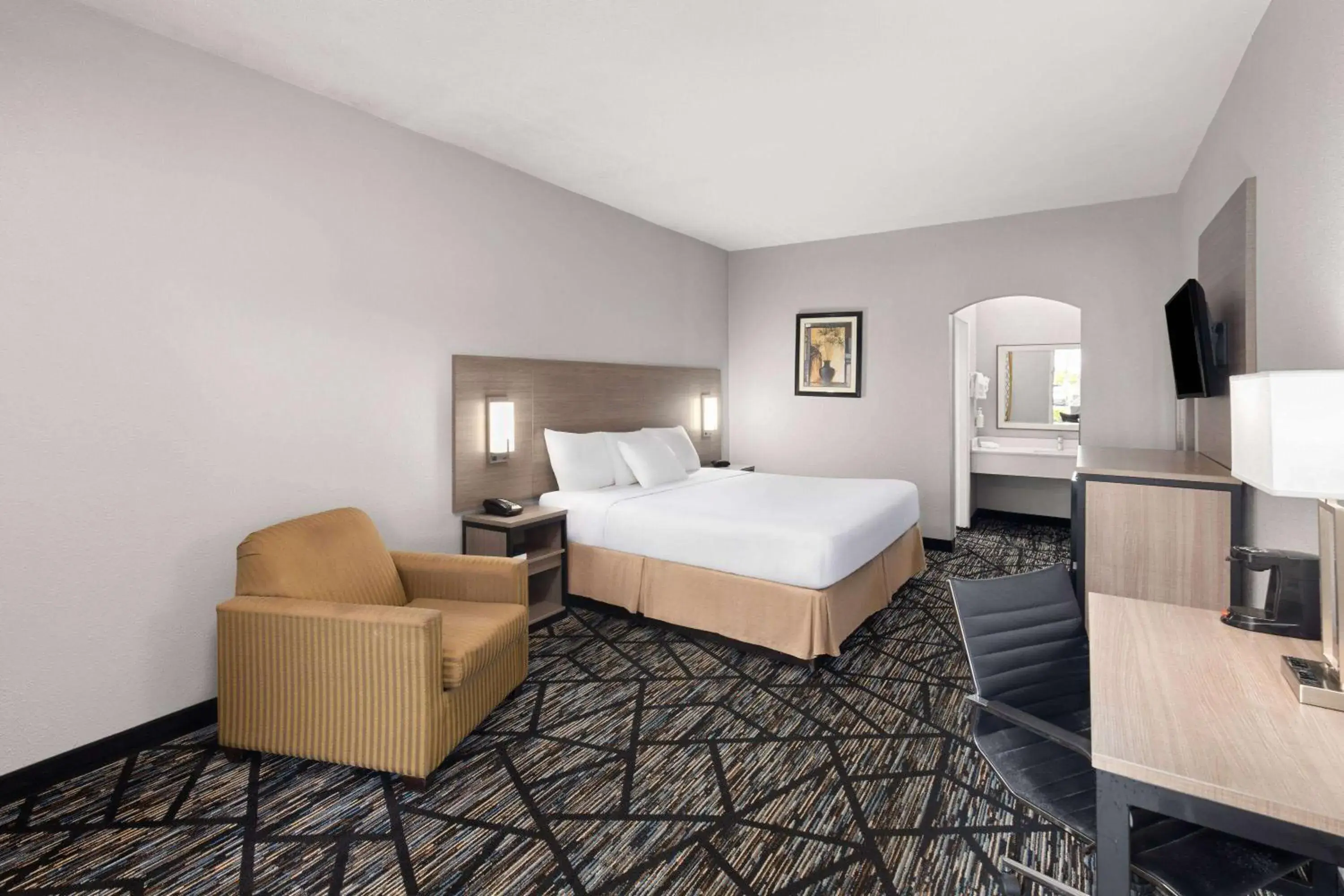 Photo of the whole room, Bed in Baymont by Wyndham Mobile/Tillmans Corner Photo of the whole room, Bed in Baymont by Wyndham Mobile/Tillmans Corner