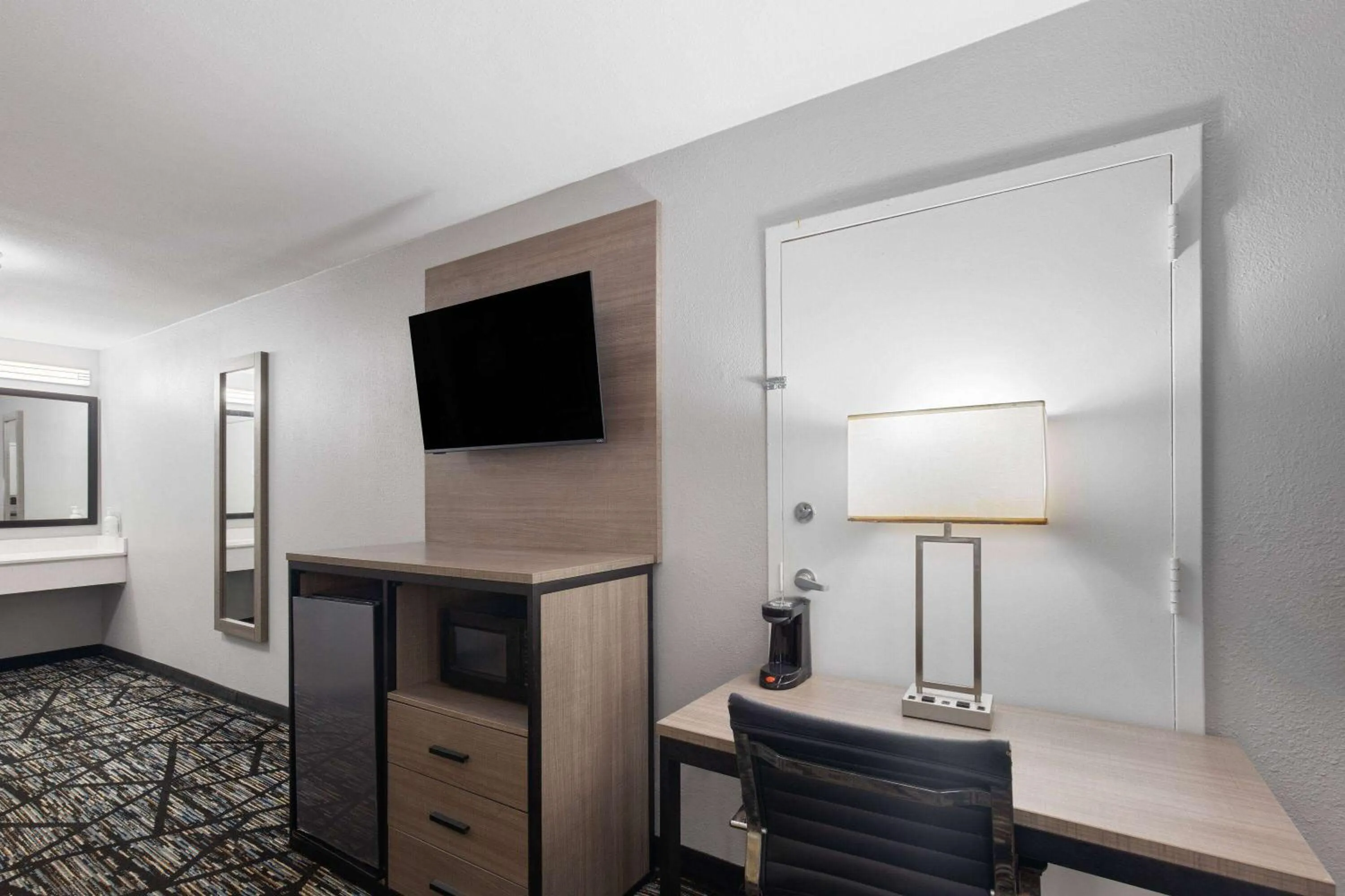 Photo of the whole room in Baymont by Wyndham Mobile/Tillmans Corner