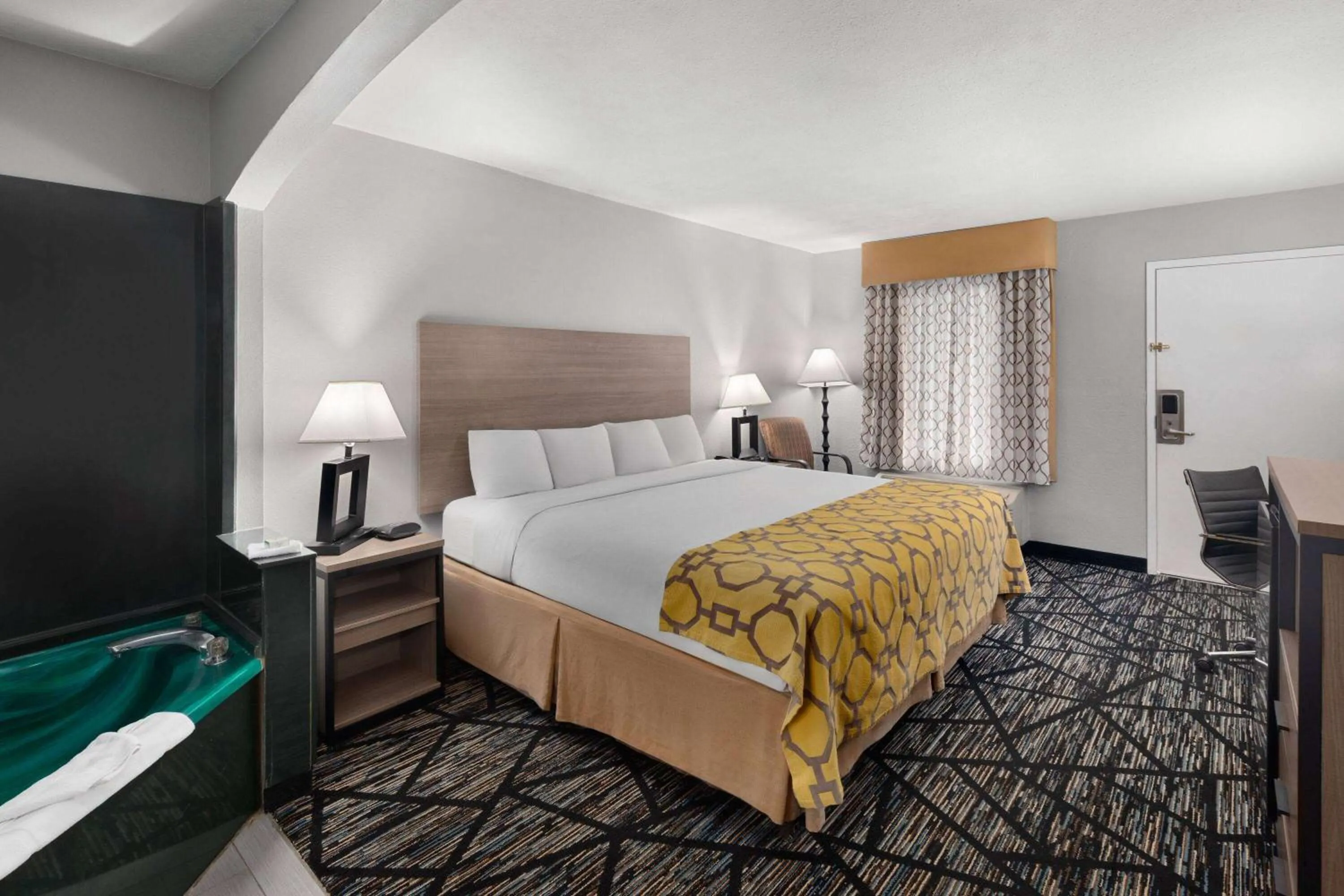 Bath, Bed in Baymont by Wyndham Mobile/Tillmans Corner