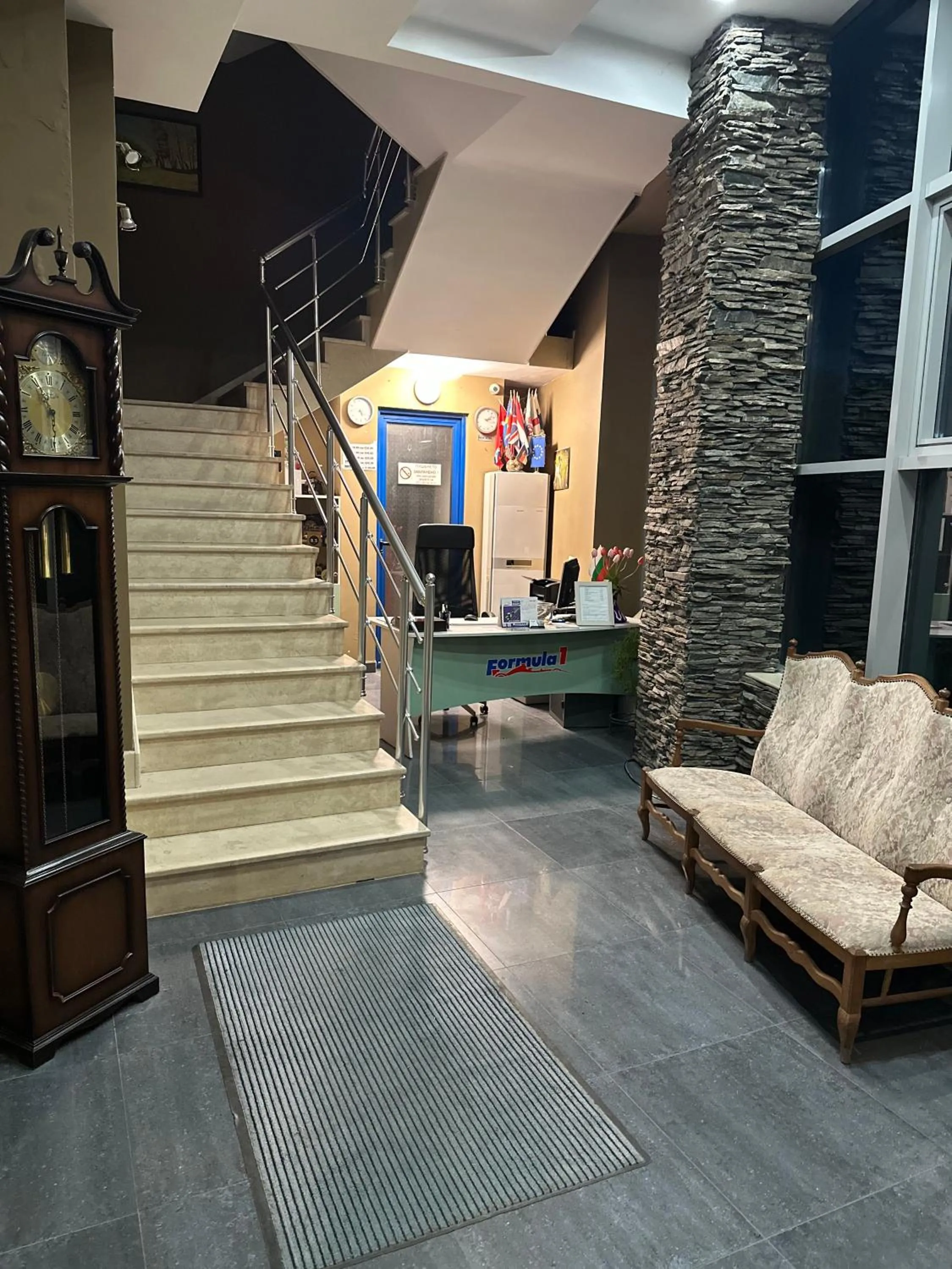 Lobby or reception in Formula 1 Motel