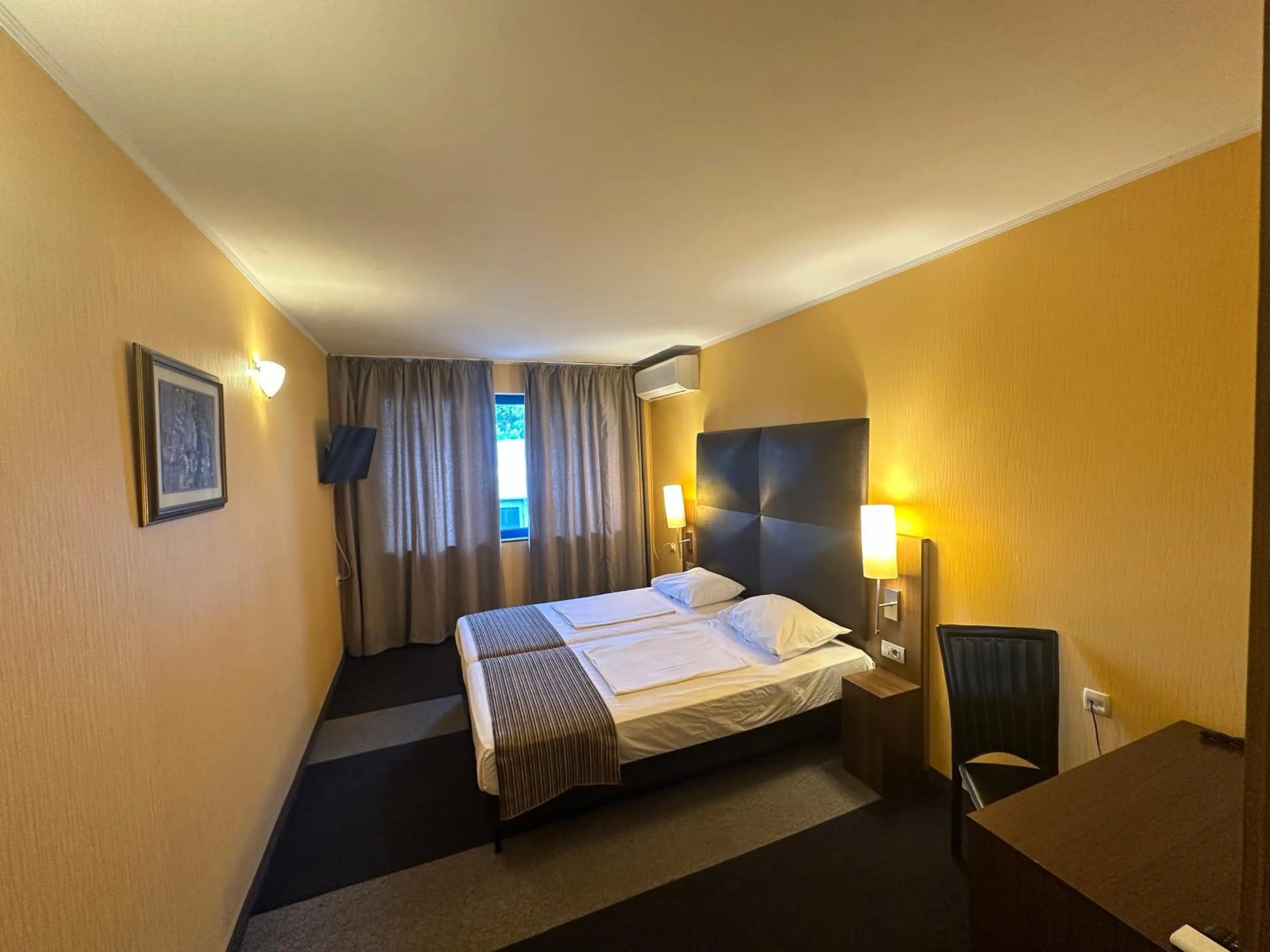 Bedroom, Bed in Formula 1 Motel