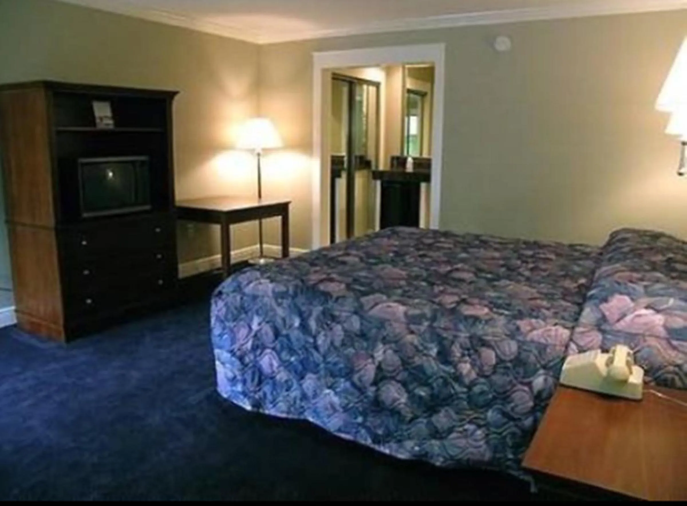 Photo of the whole room, Bed in Magnolia Beach Inn - Fairhope