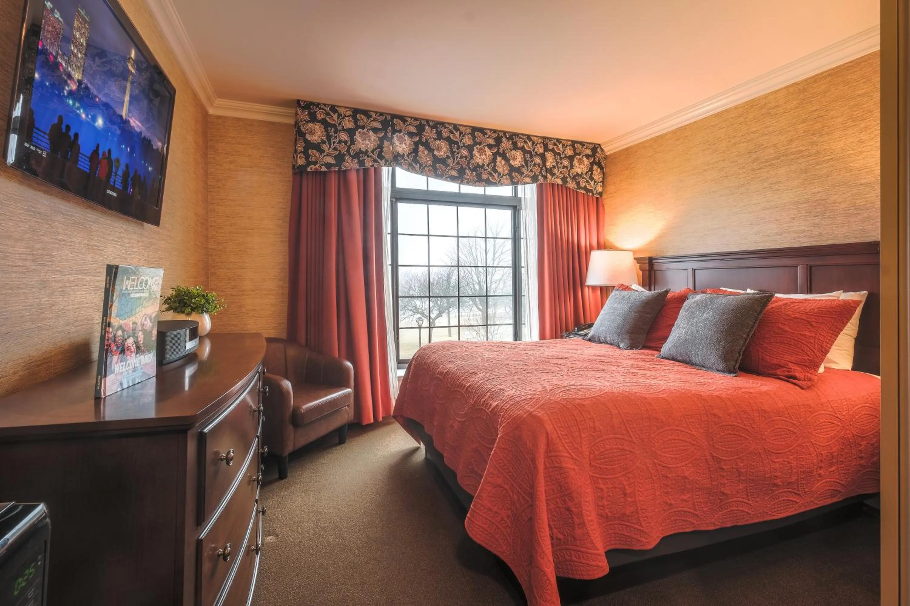 Bedroom, Bed in Red Coach Inn