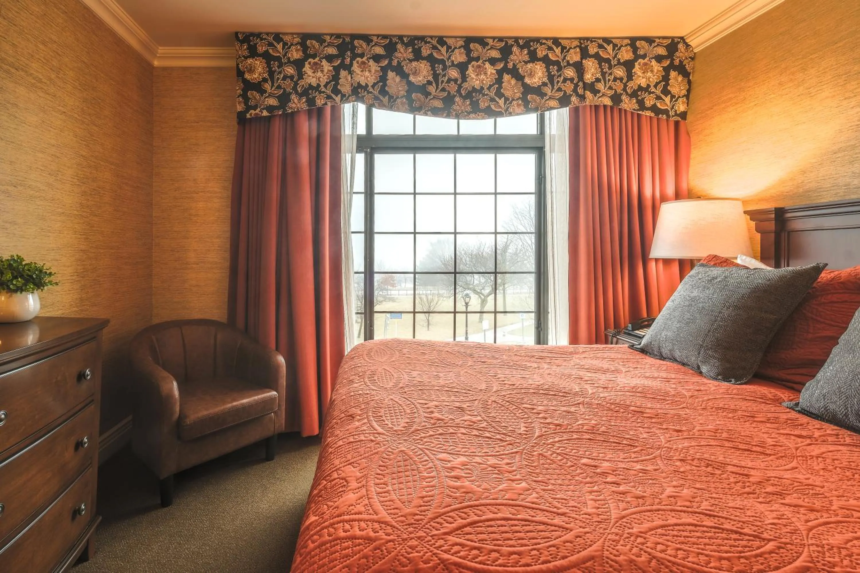 Bedroom, Bed in Red Coach Inn