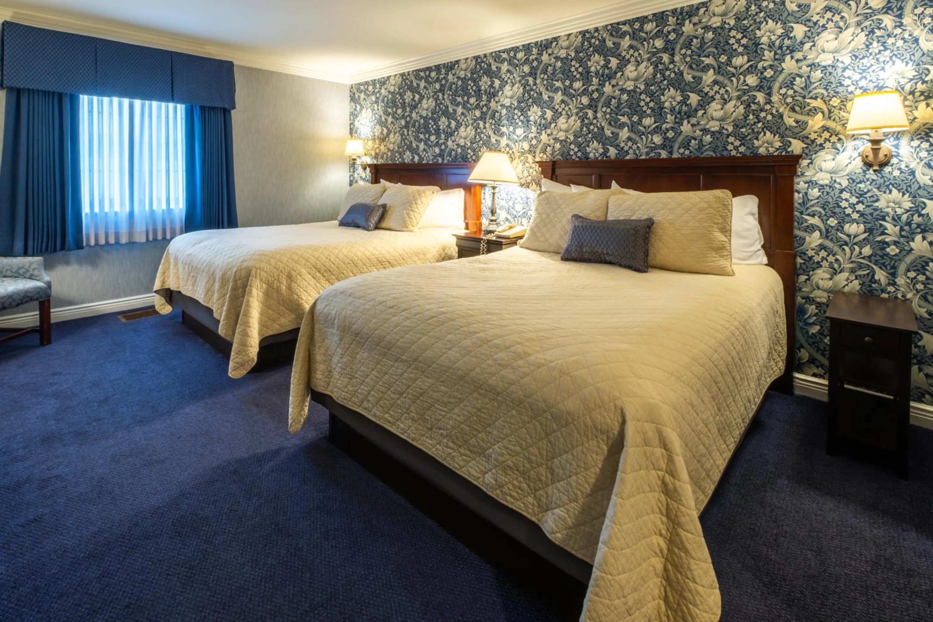 Bedroom, Bed in Red Coach Inn