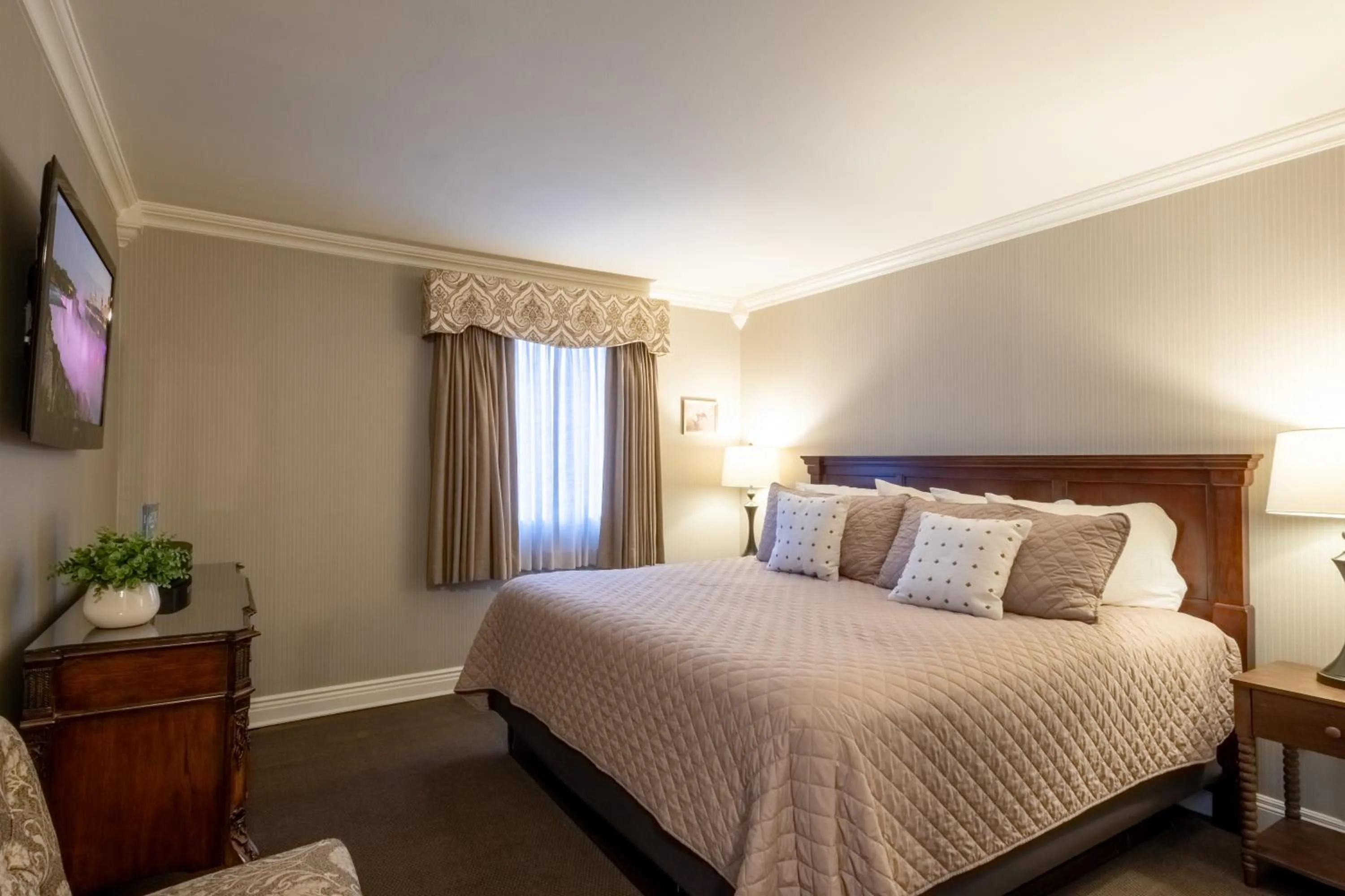 Bedroom, Bed in Red Coach Inn