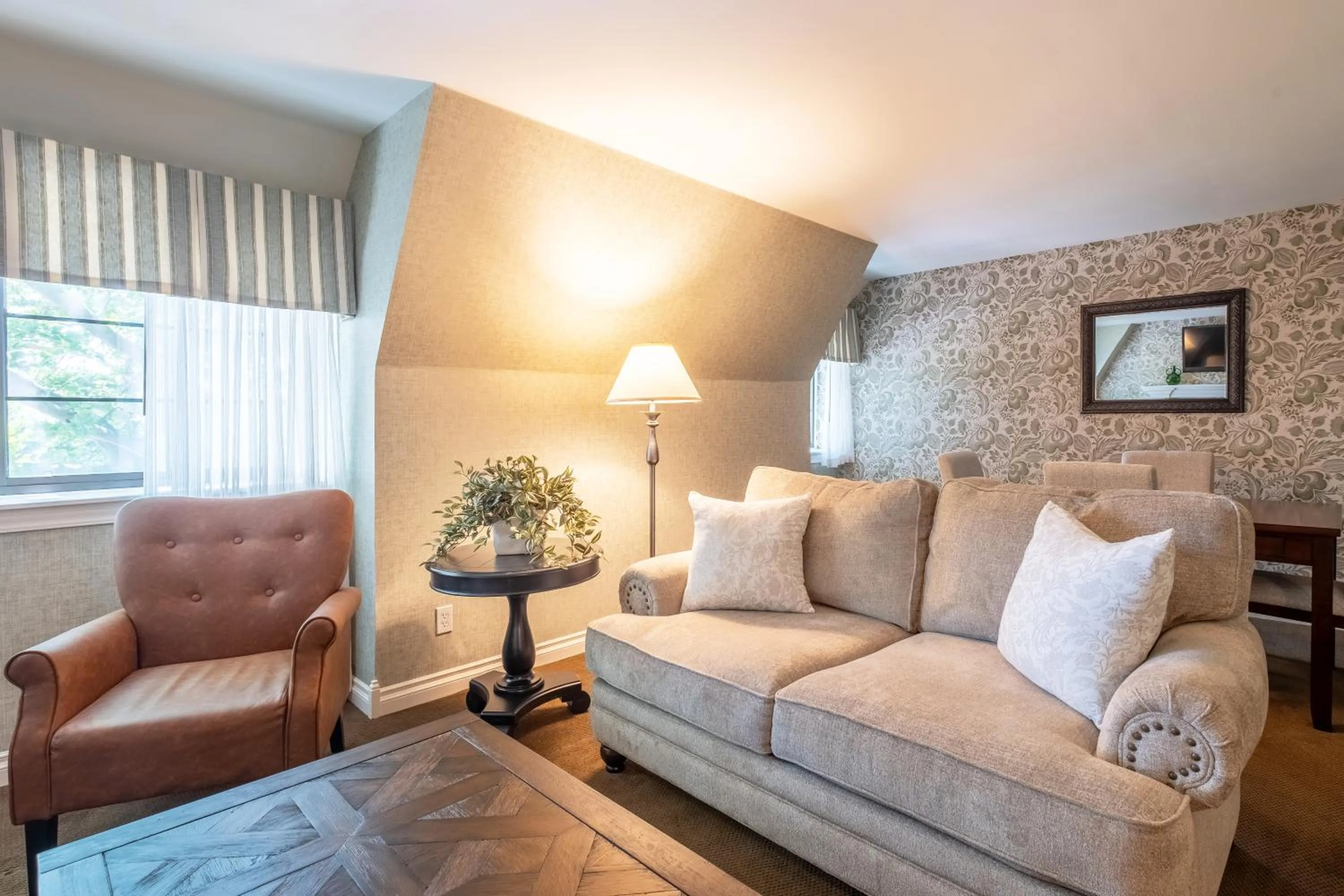 Living room in Red Coach Inn