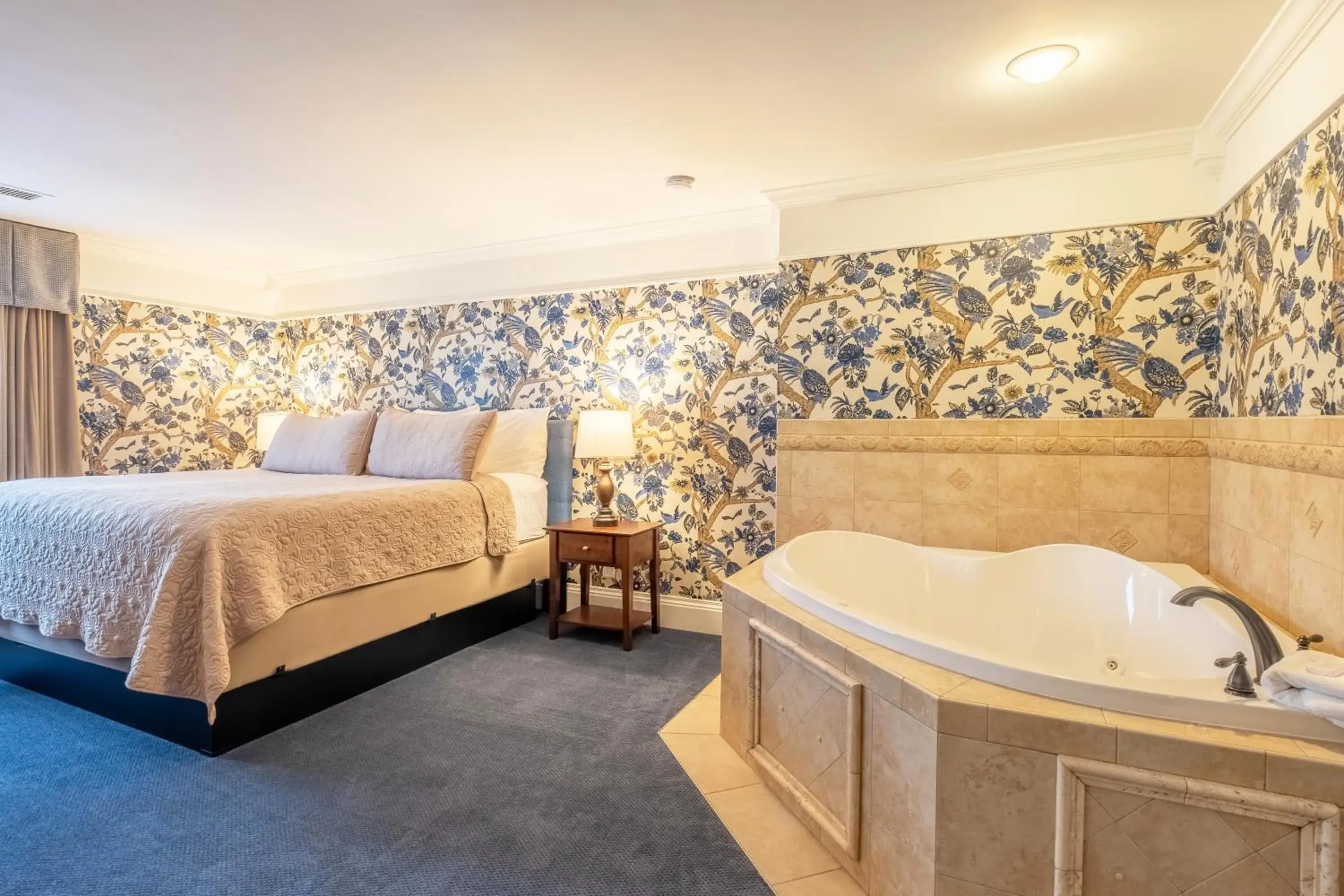 Bedroom, Bed in Red Coach Inn Bedroom, Bed in Red Coach Inn