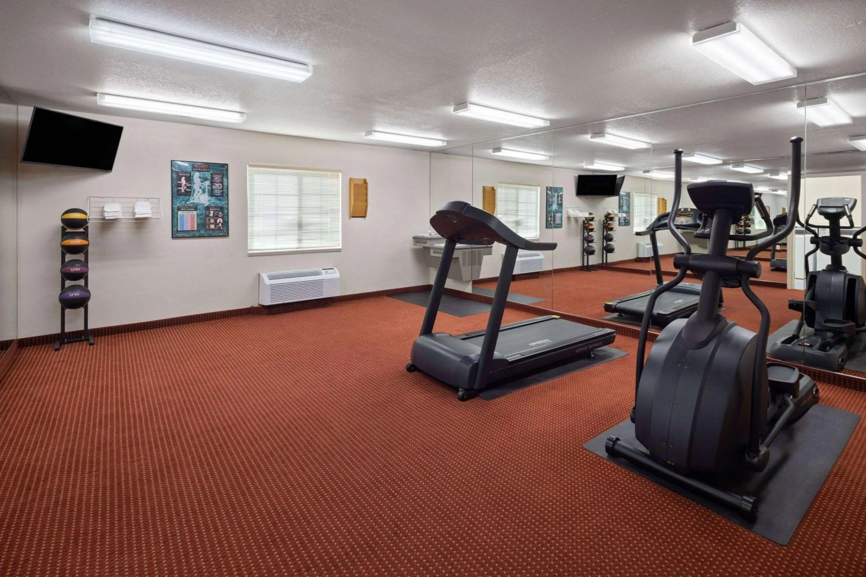 Days Inn & Suites by Wyndham Green Bay WI