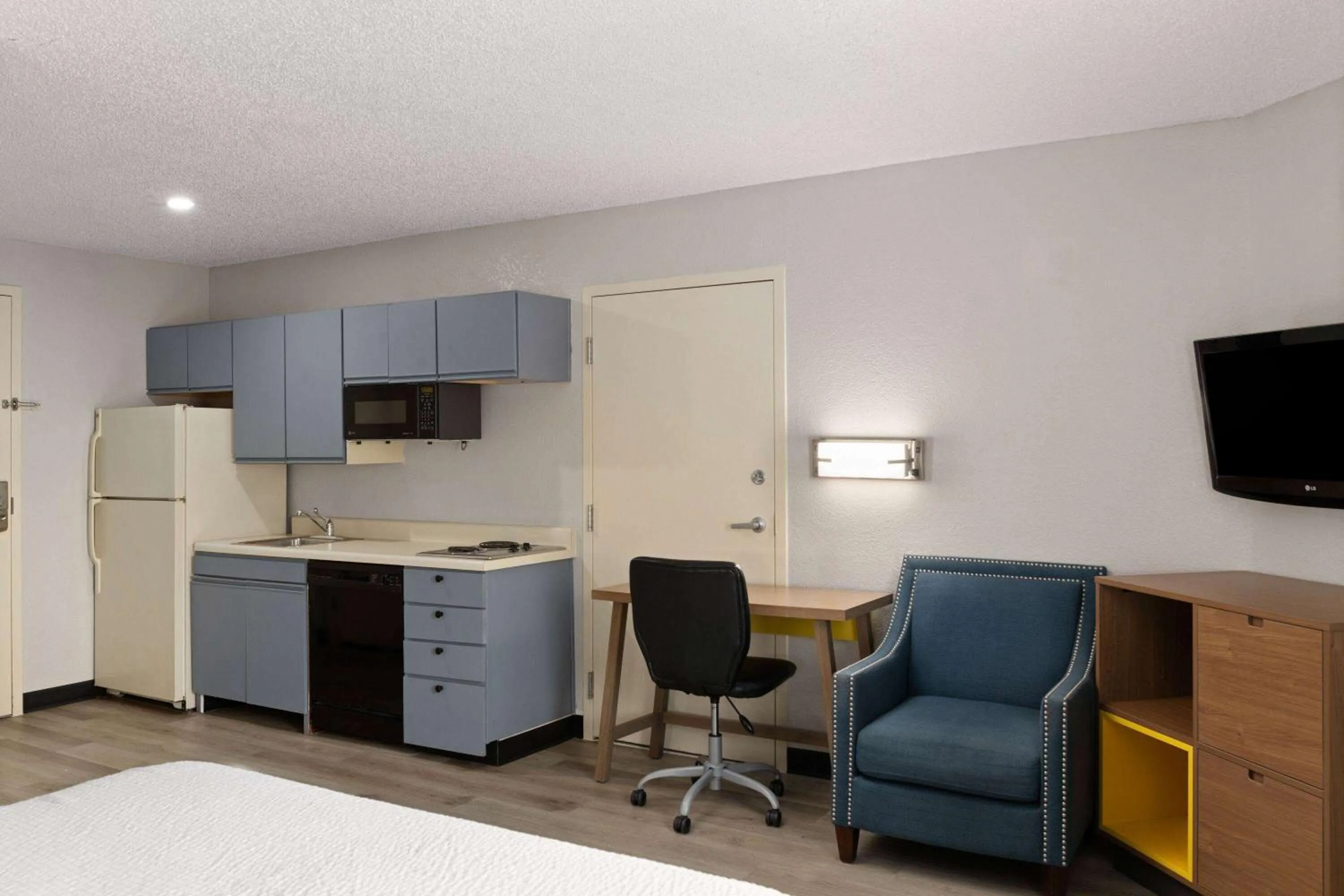 Photo of the whole room in Days Inn & Suites by Wyndham Green Bay WI