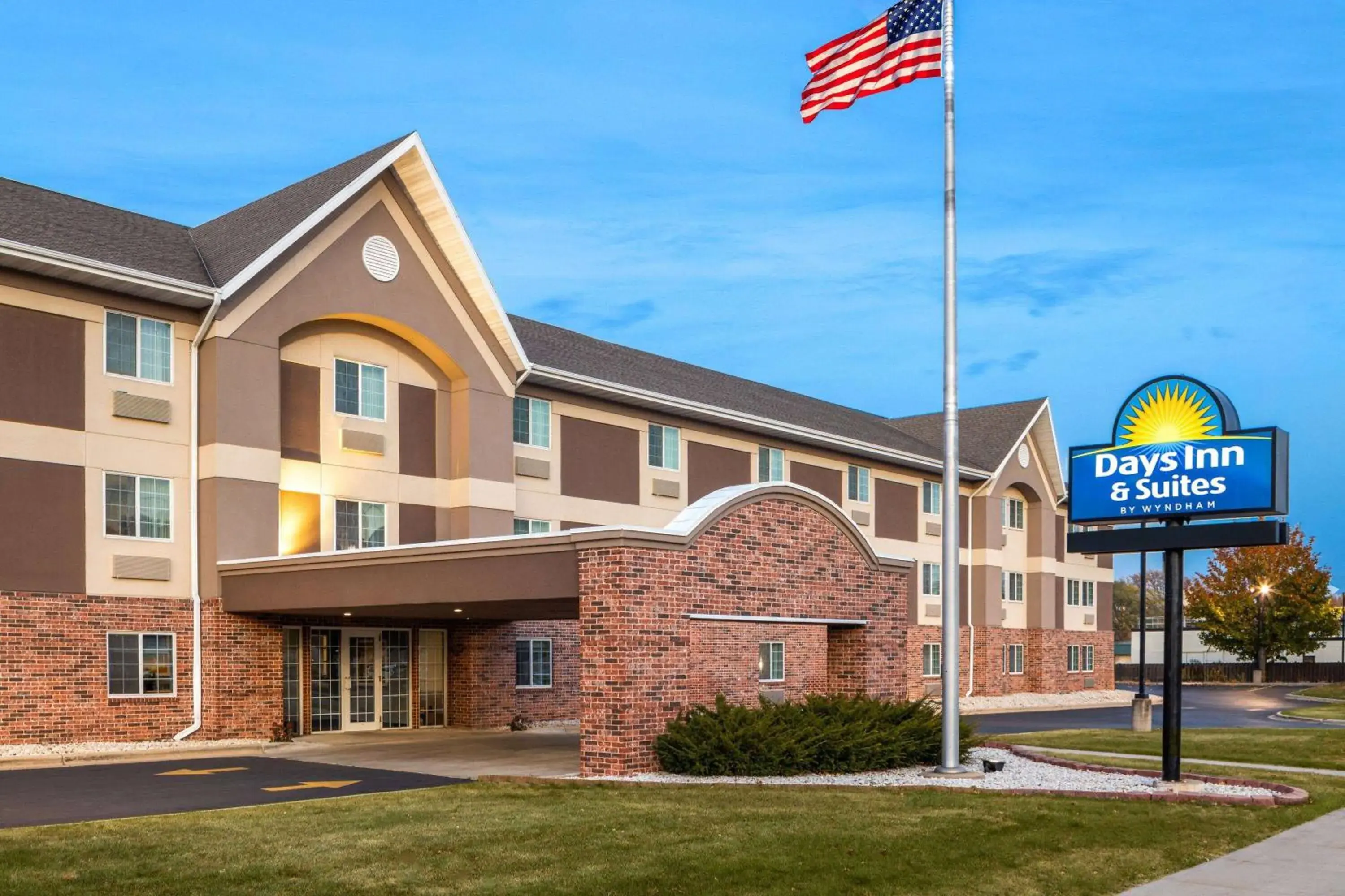 Days Inn & Suites by Wyndham Green Bay WI Days Inn & Suites by Wyndham Green Bay WI
