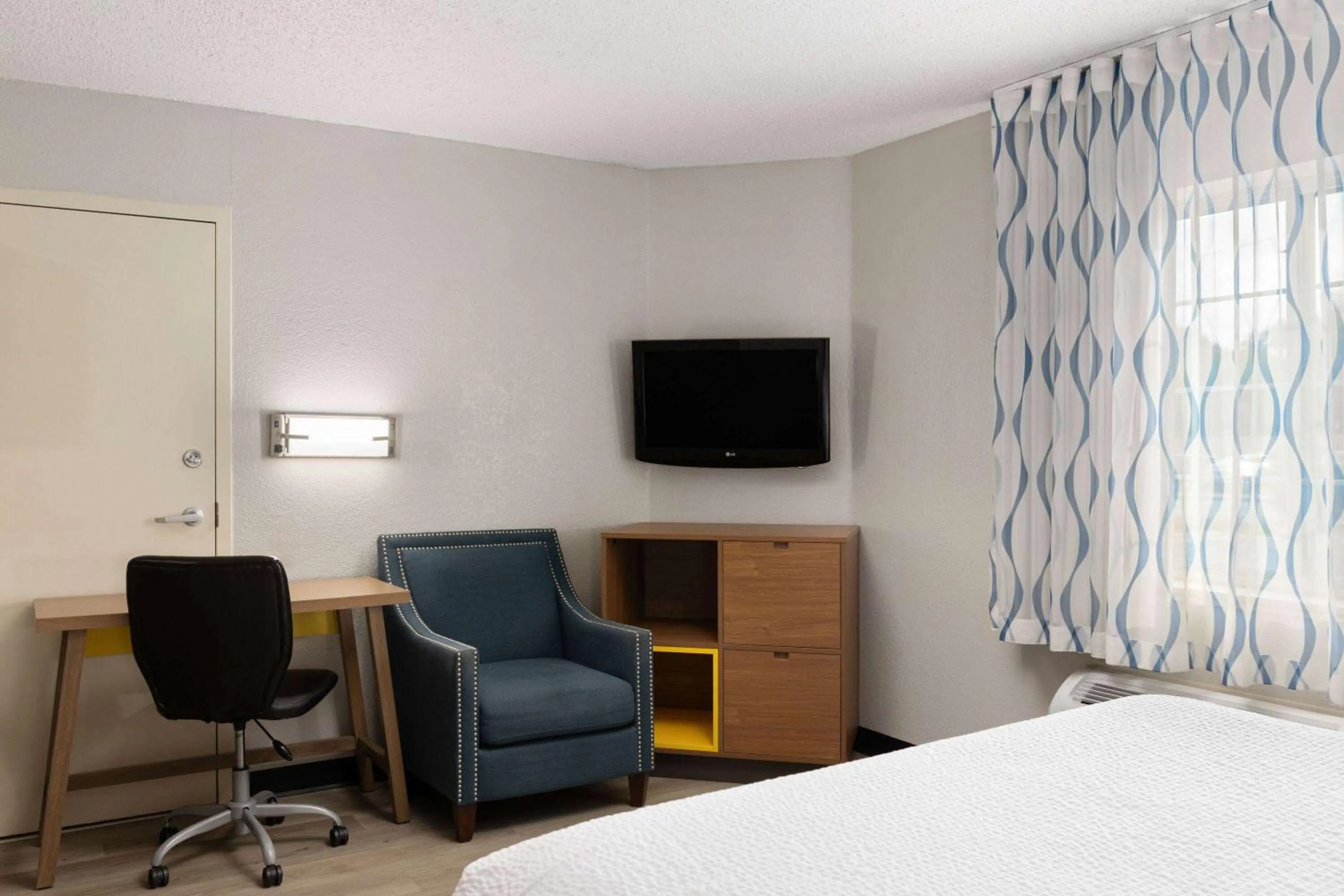Photo of the whole room, Bed in Days Inn & Suites by Wyndham Green Bay WI