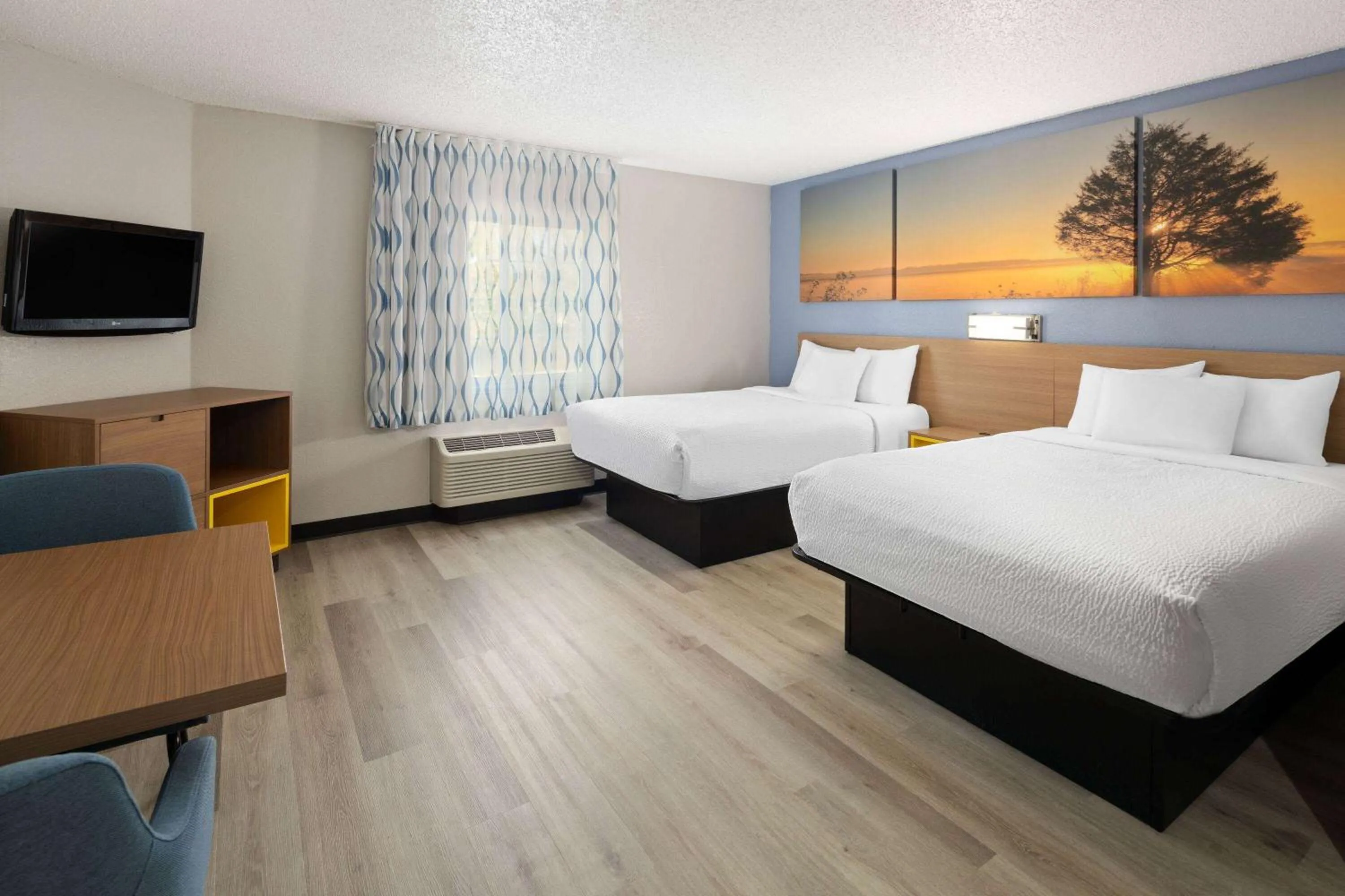 Photo of the whole room, Bed in Days Inn & Suites by Wyndham Green Bay WI