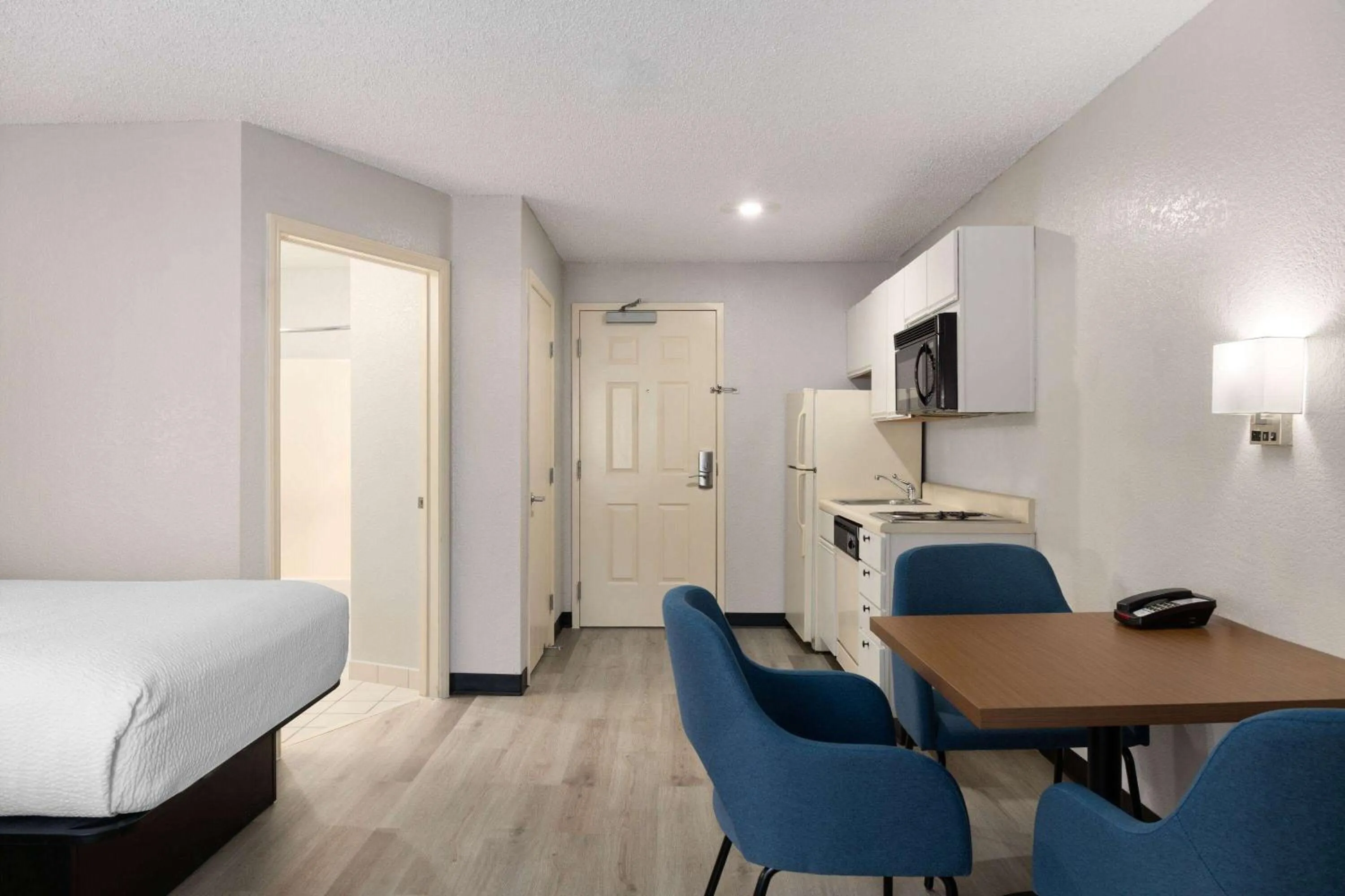 Photo of the whole room, Bed in Days Inn & Suites by Wyndham Green Bay WI