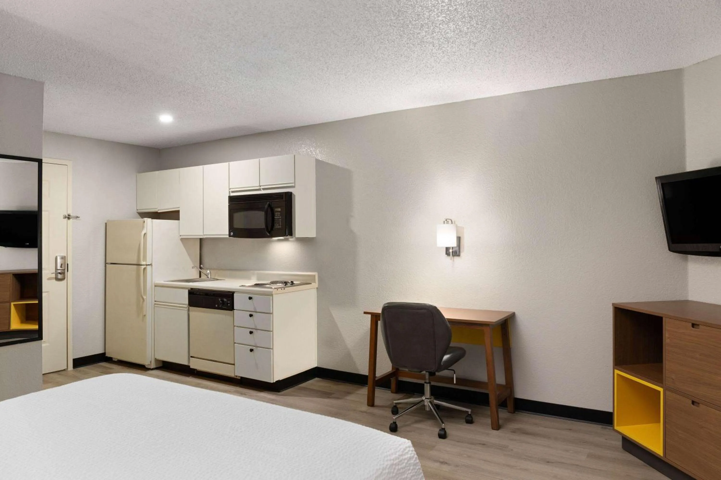 Photo of the whole room, Bed in Days Inn & Suites by Wyndham Green Bay WI
