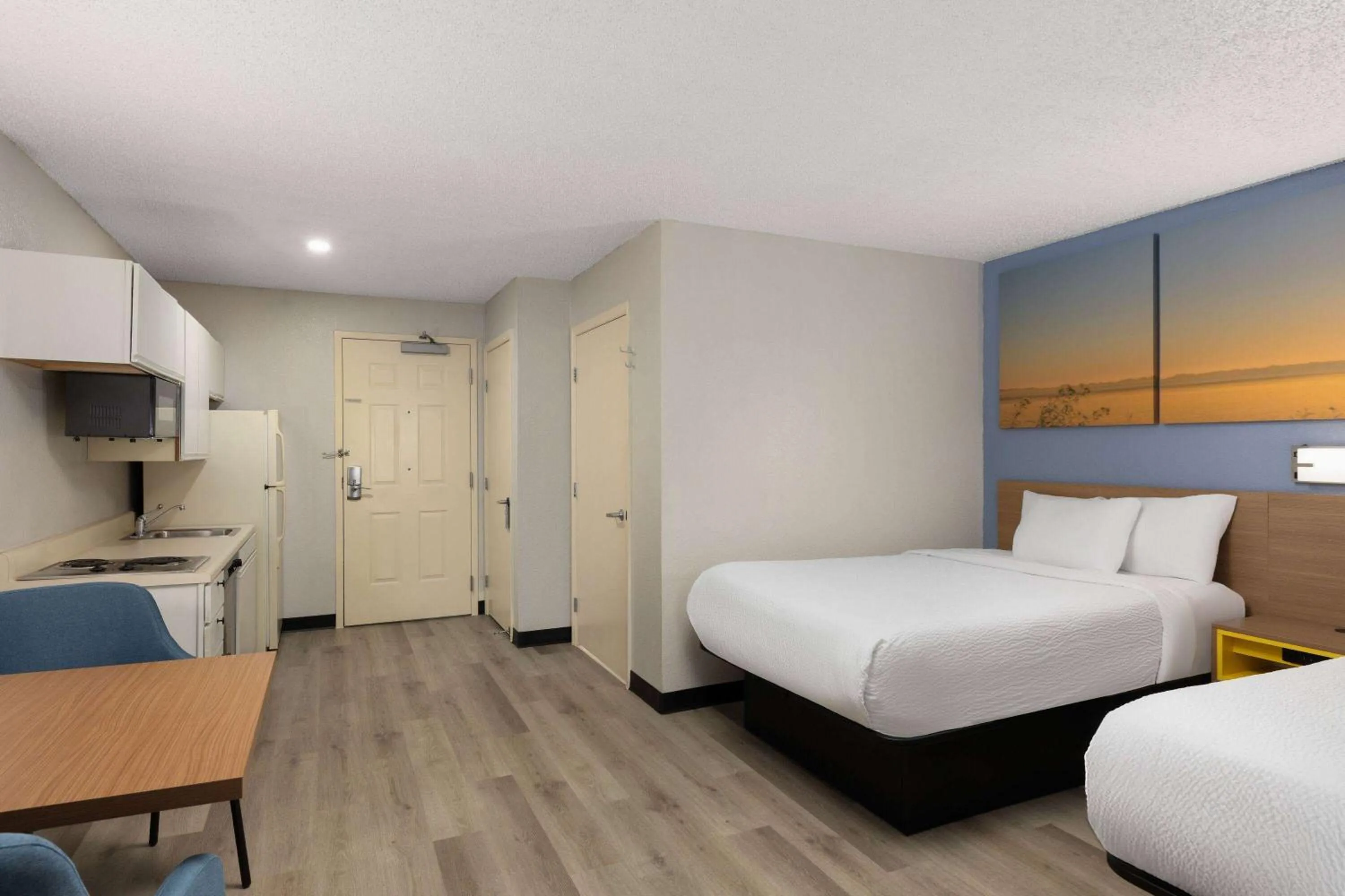 Photo of the whole room, Bed in Days Inn & Suites by Wyndham Green Bay WI