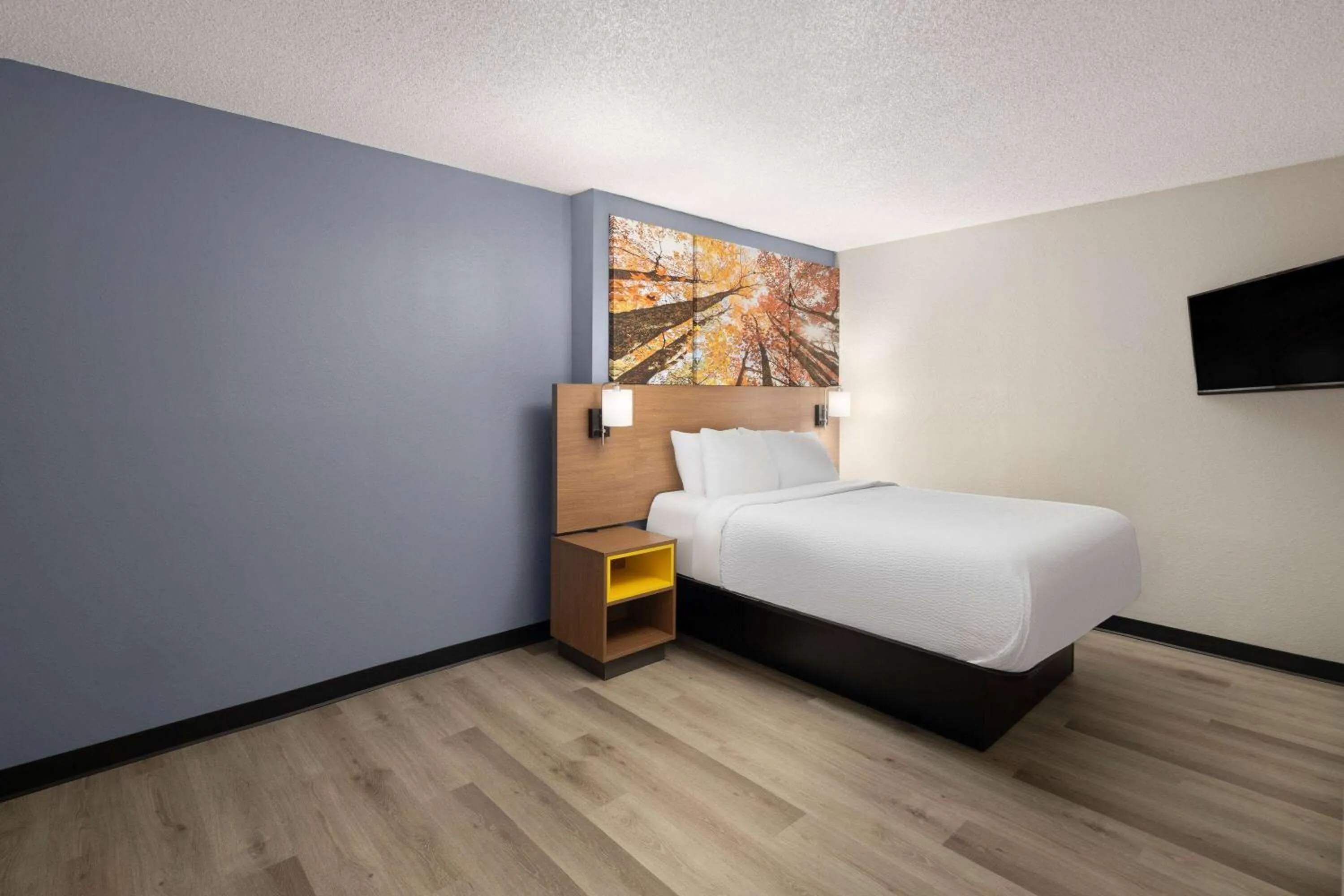 Photo of the whole room, Bed in Days Inn & Suites by Wyndham Green Bay WI