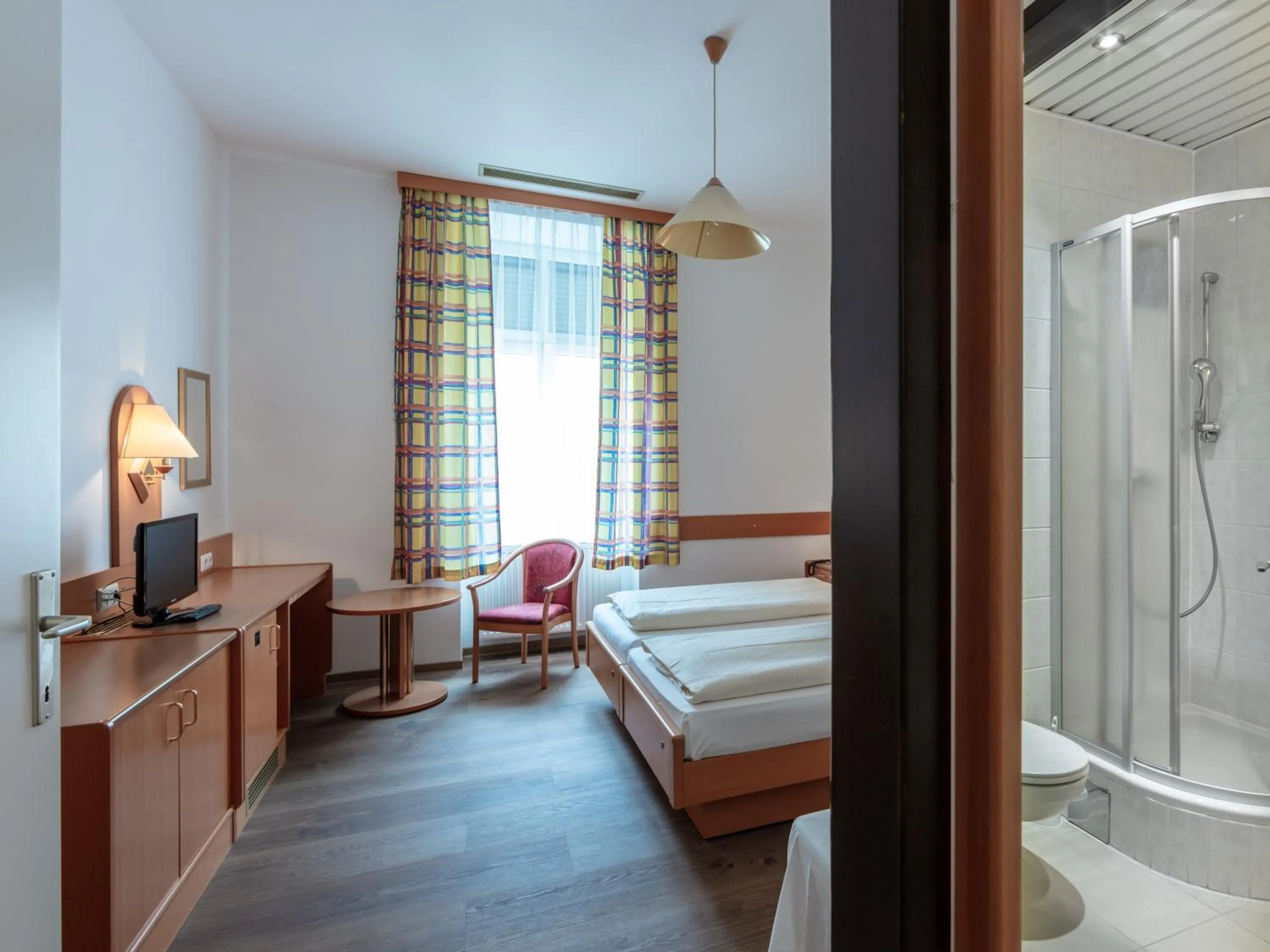 Shower, Bed in Hotel Admiral