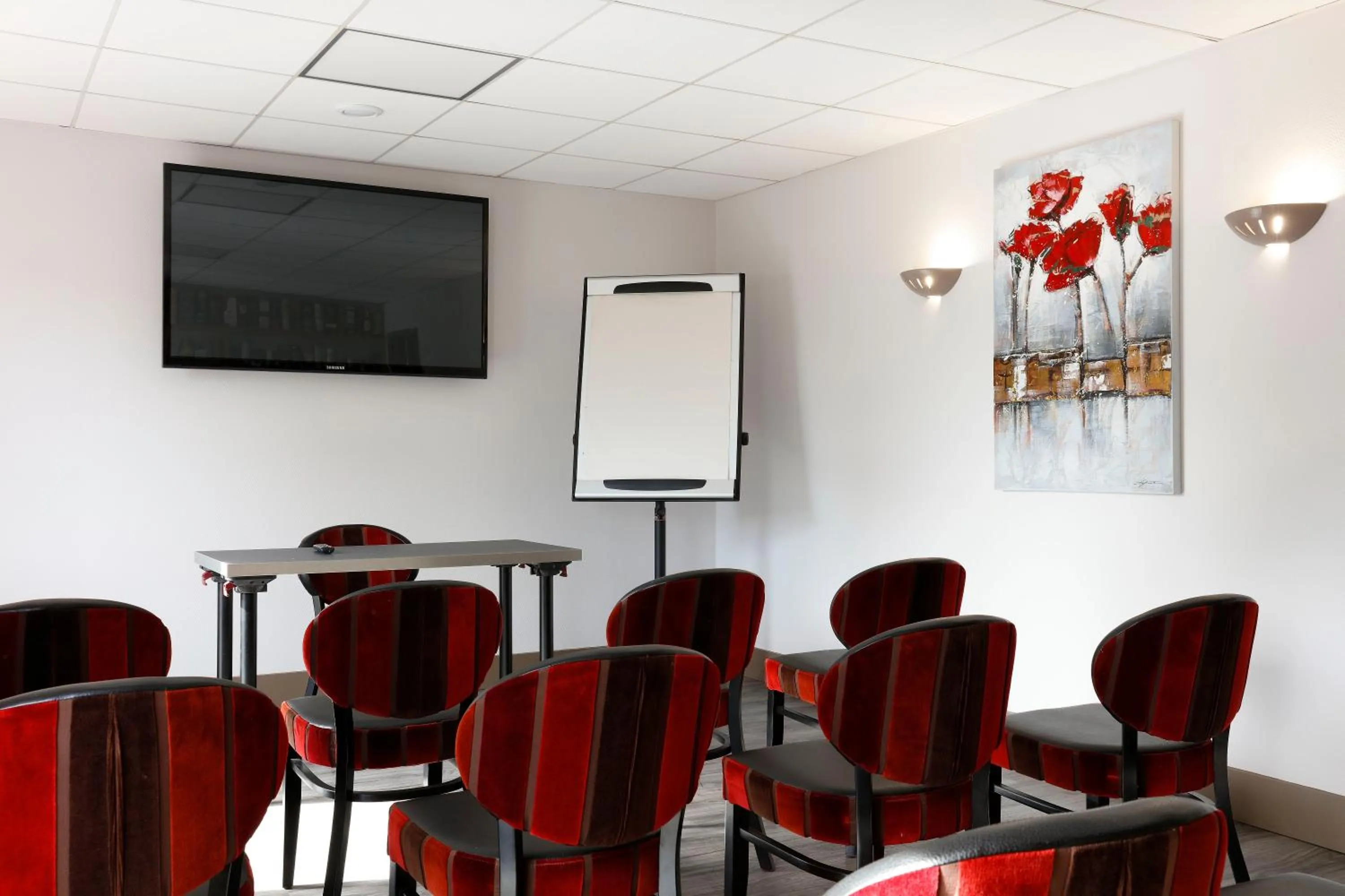 Communal lounge/ TV room in Hôtel Restaurant Le Colibri